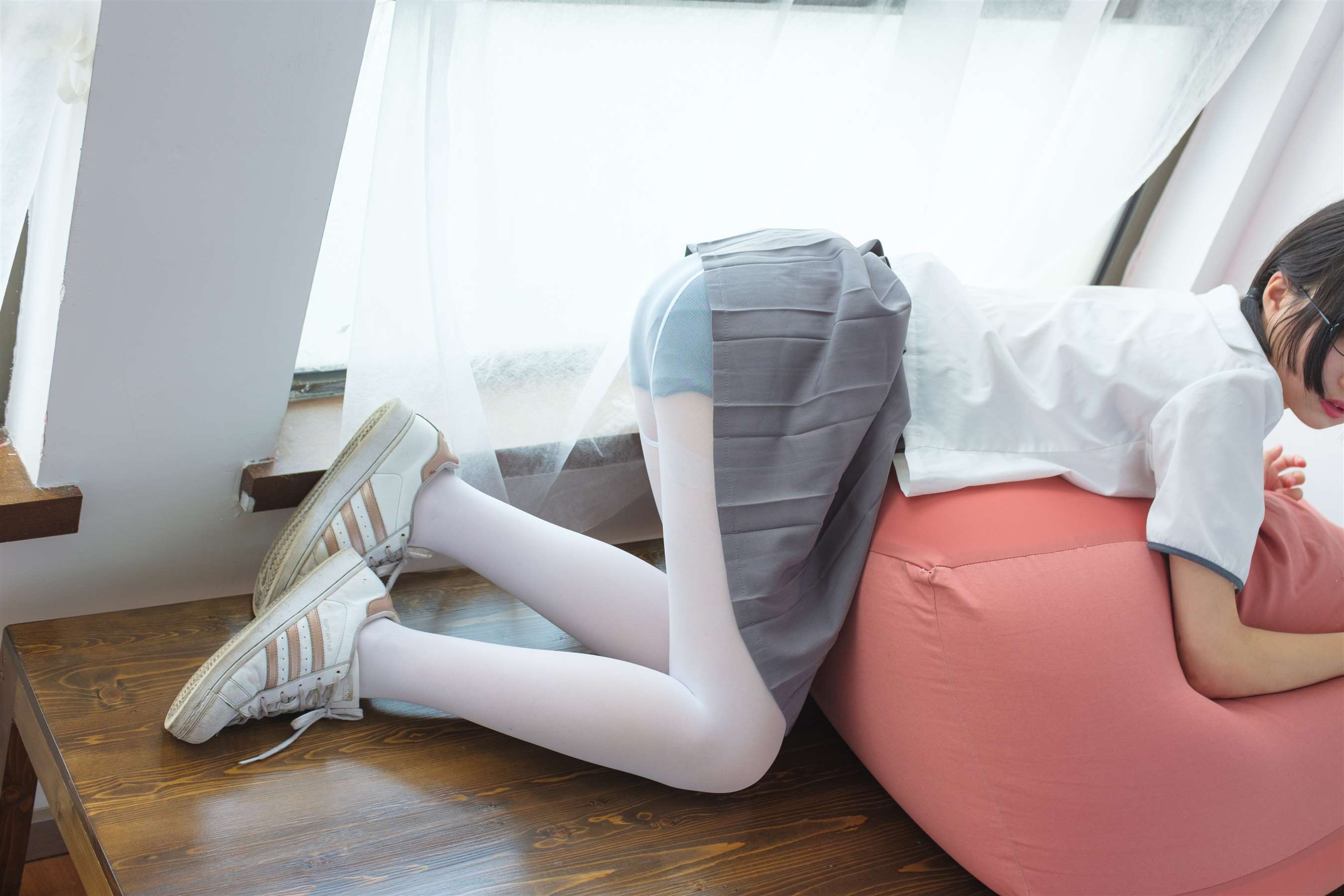 《脏板鞋の白丝脚丫》作品图