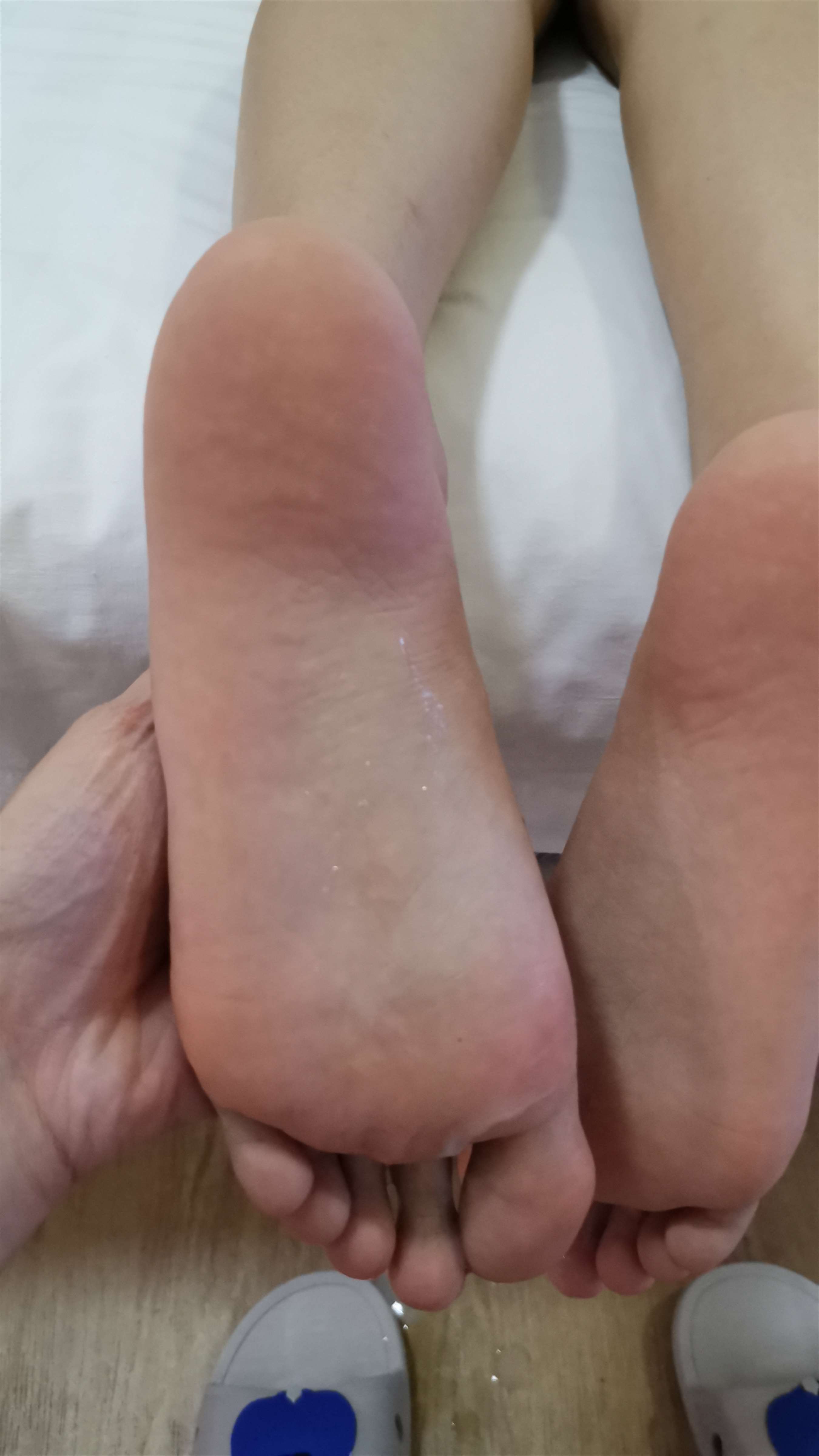 《红色脚丫【套图+视频】》作品图