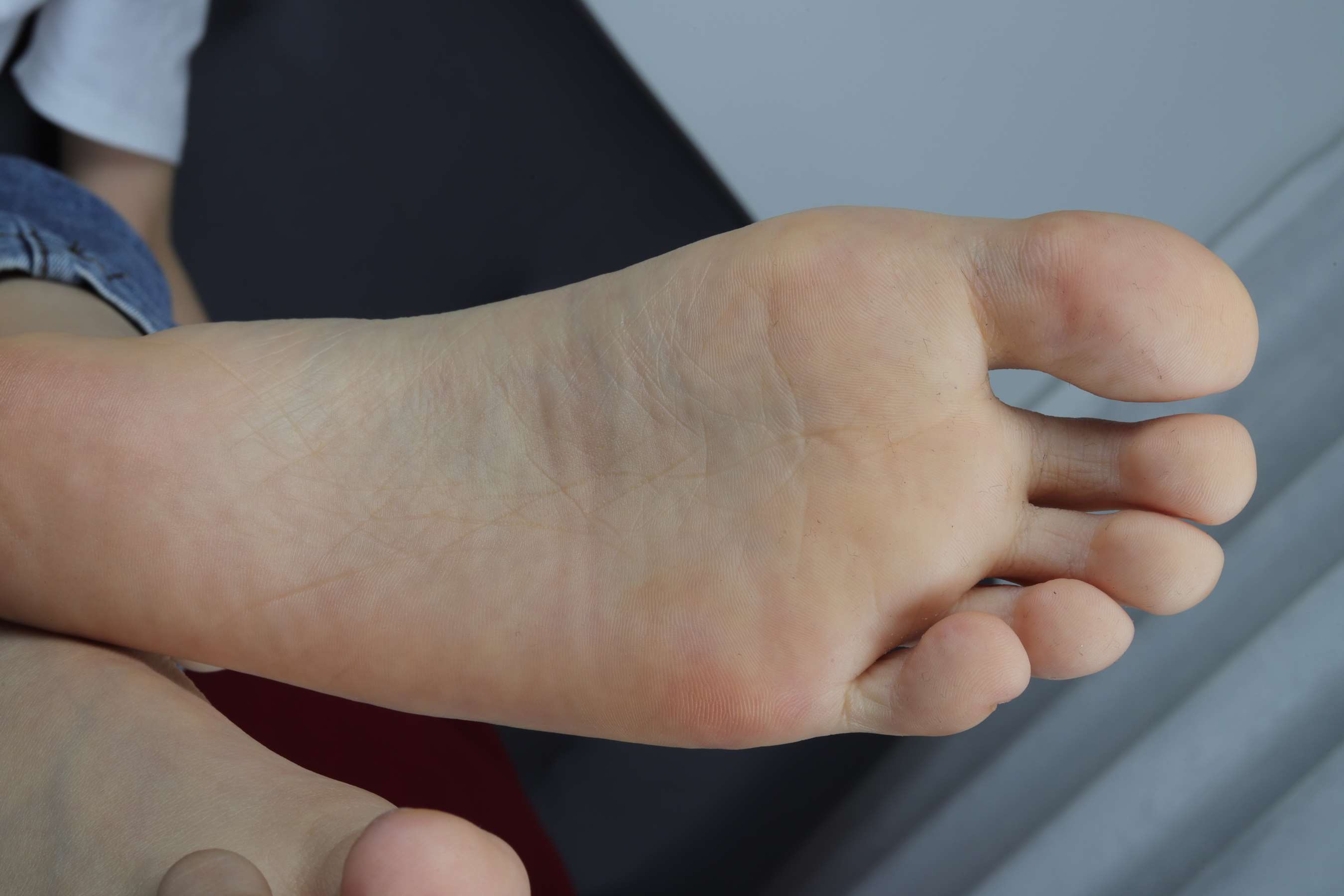 《小芳牛仔の嫩足脚丫》作品图