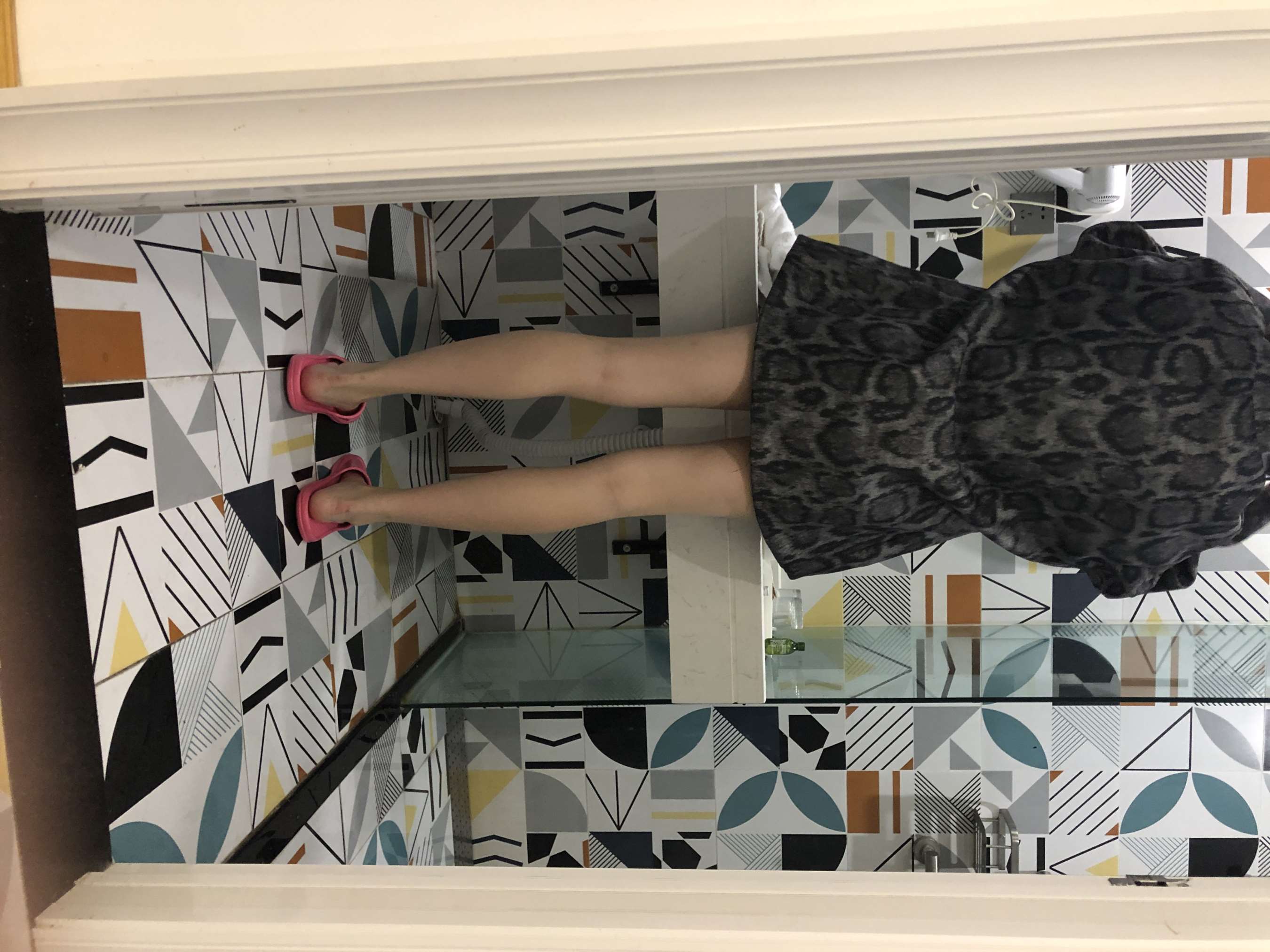 《穿长靴的大学少女》作品图