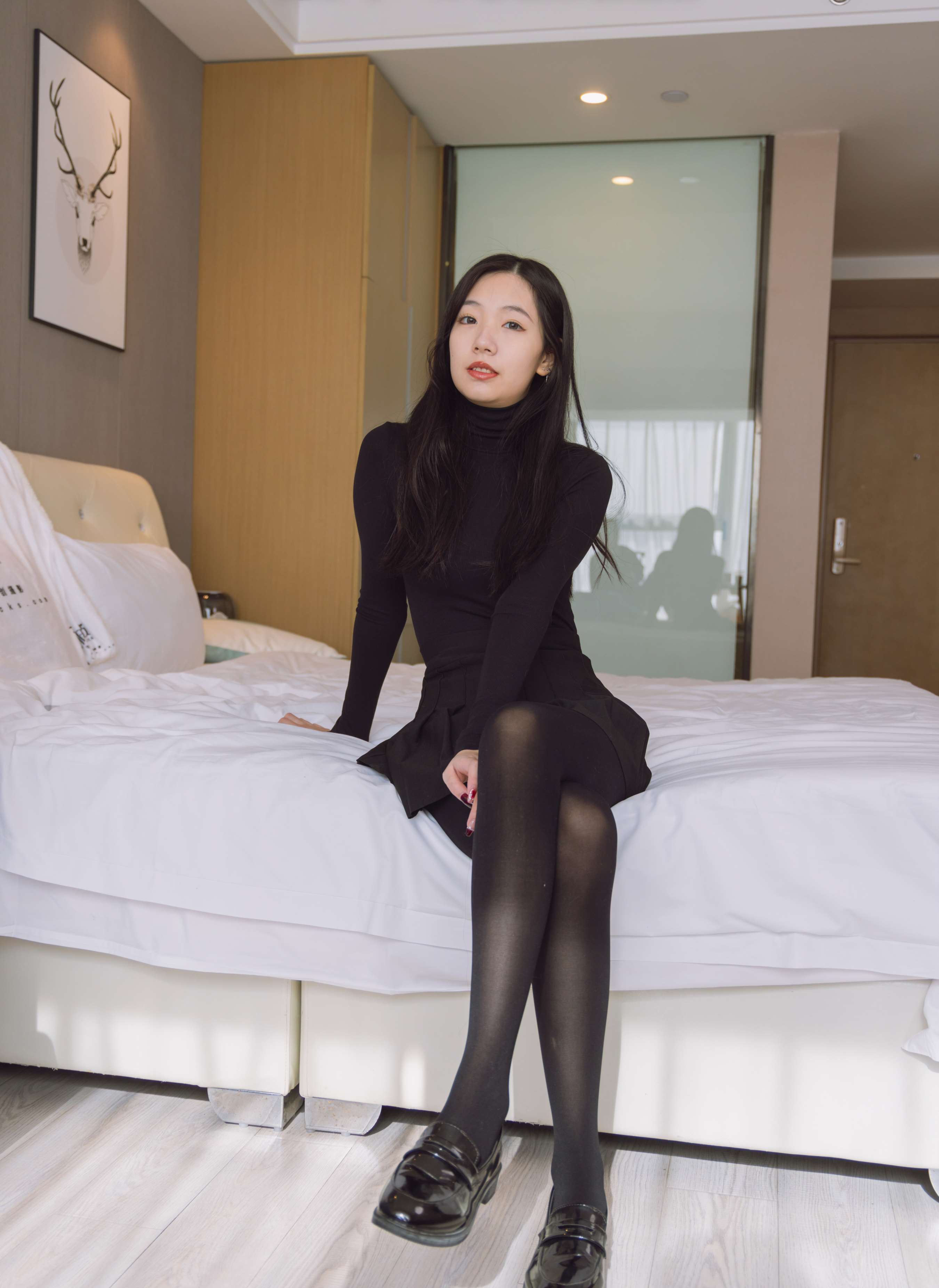 《小甜豆-黑皮鞋、厚黑丝》作品图