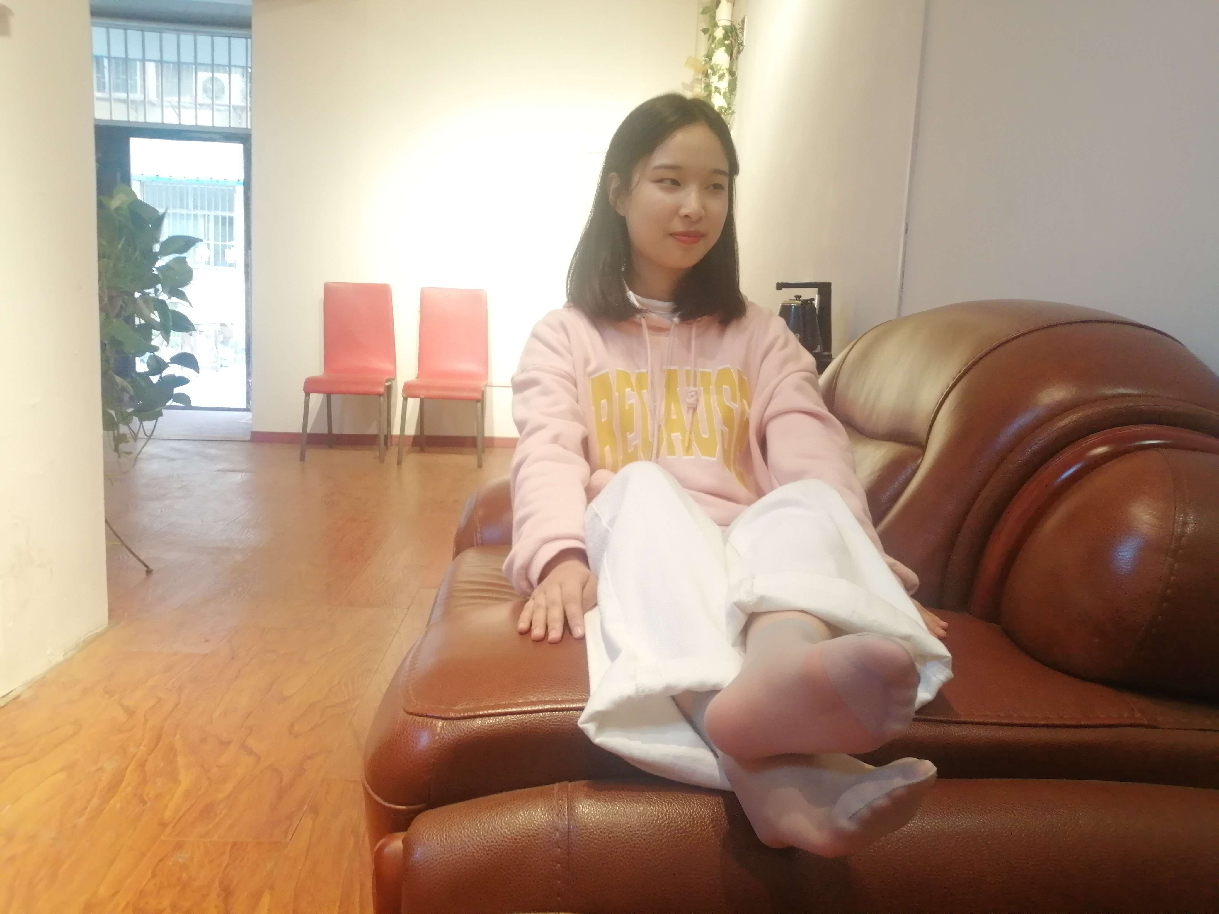 《甜美学妹孙婷大方展示短丝脚》作品图