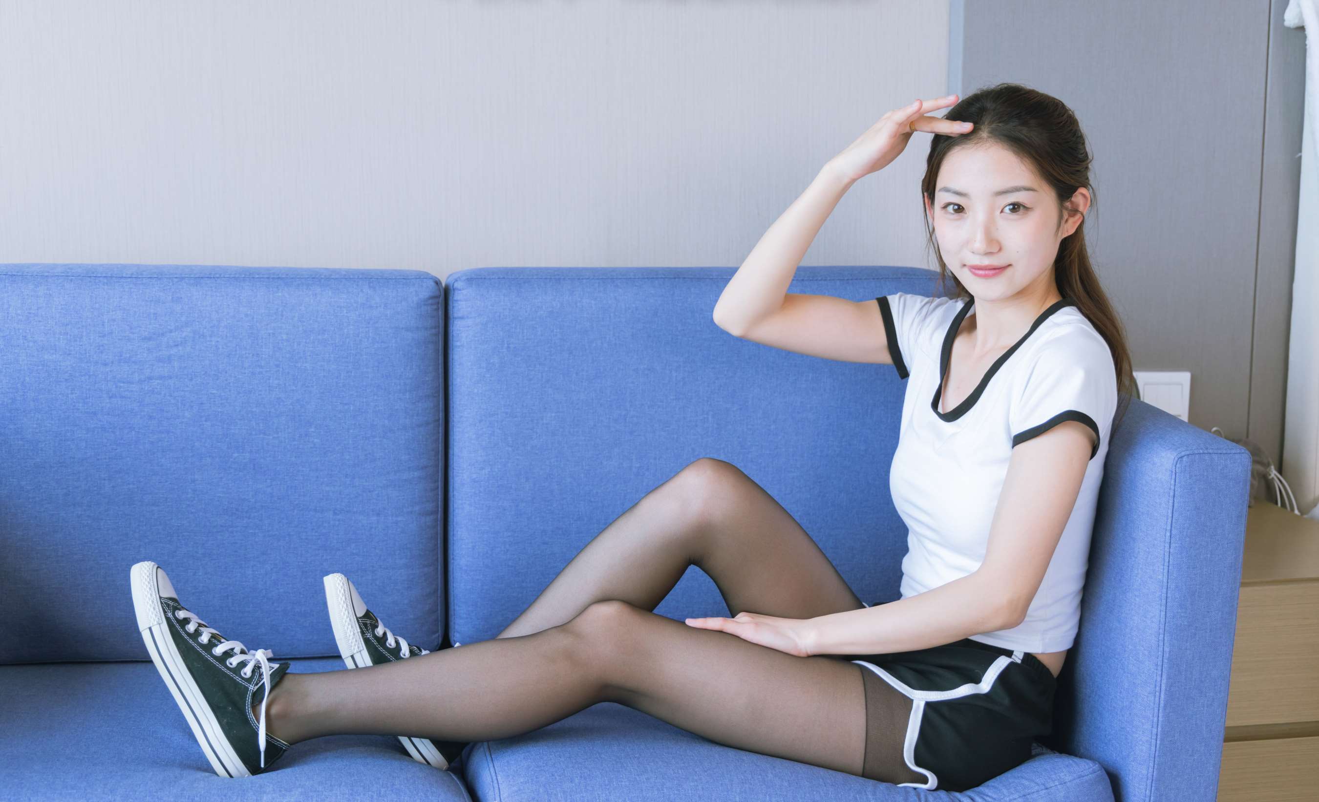 《小沫-体操服板鞋の黑丝脚丫》作品图