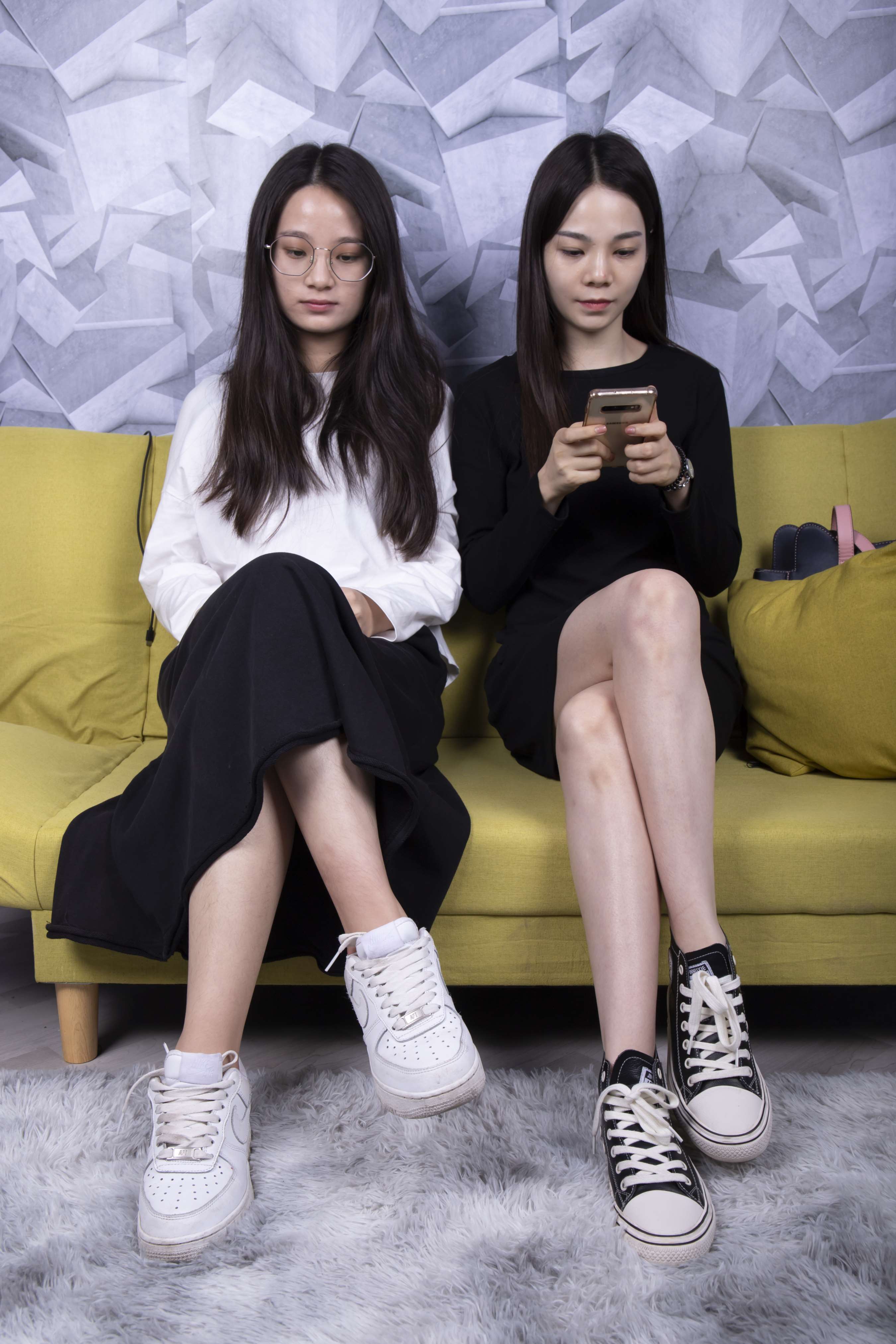 《姐妹花沙发高跟秀裸足》作品图