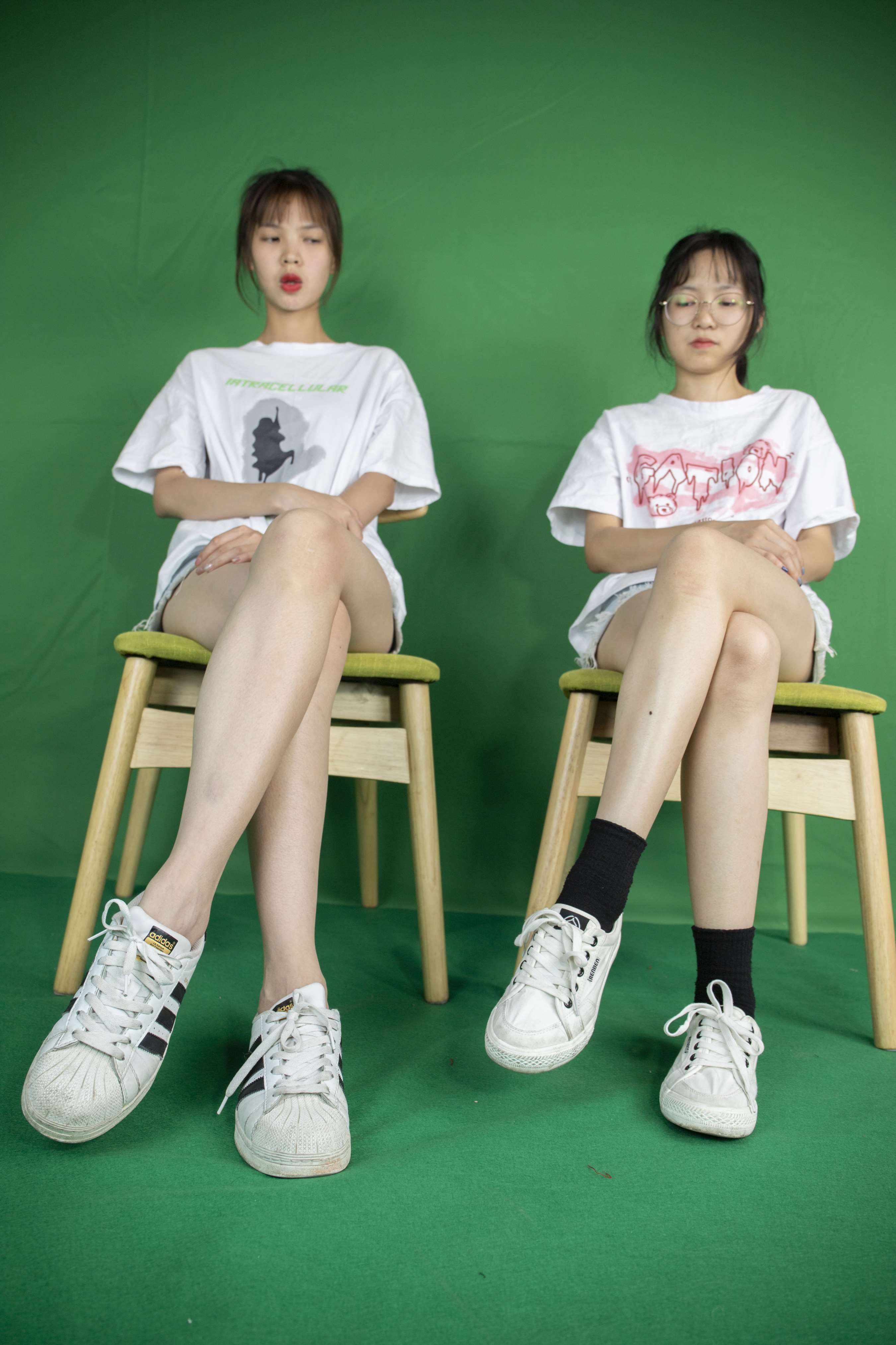 《小花潘婷脱鞋袜互jio【套图+4K视频】》作品图