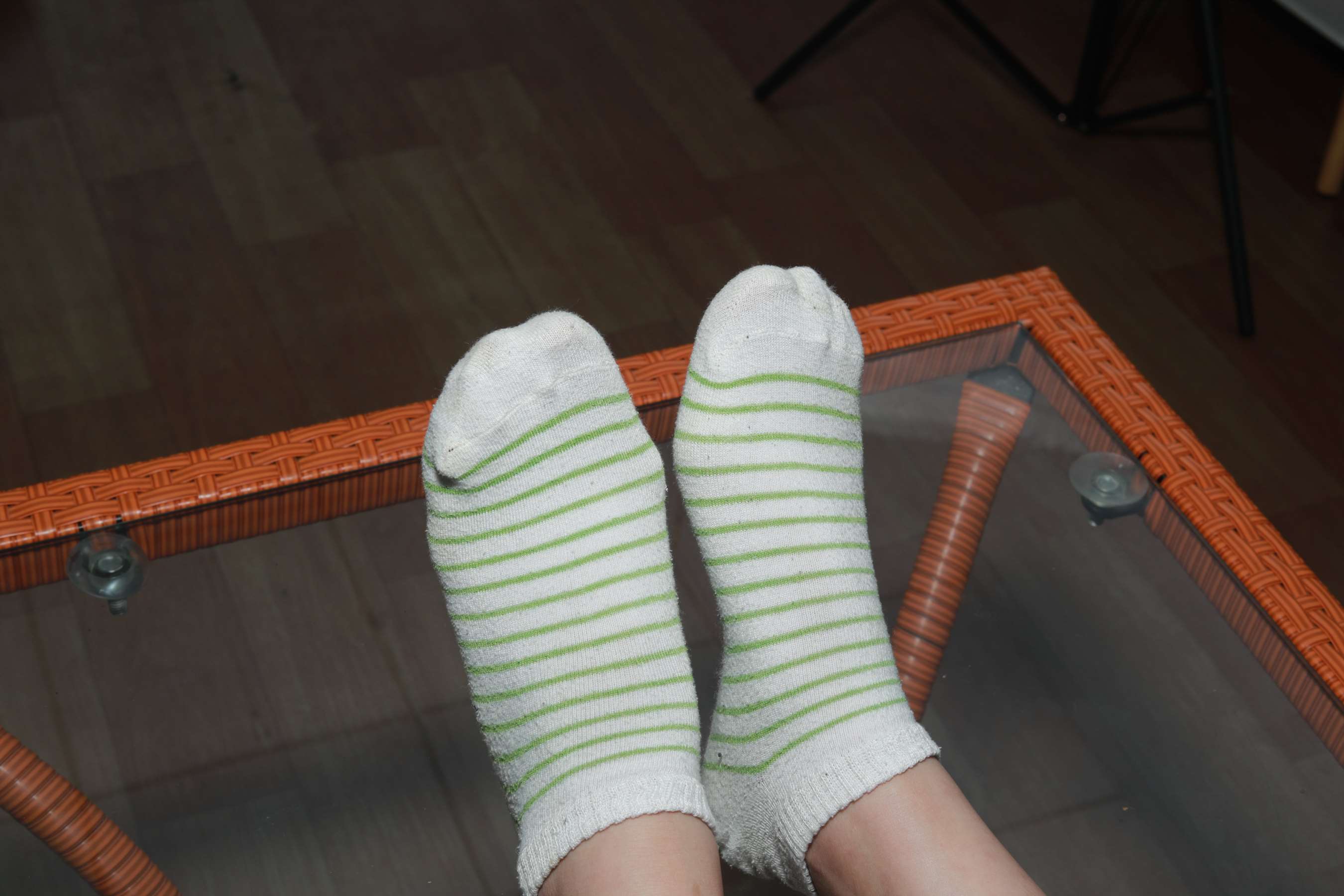 《小燕脱掉棉袜展示36码小嫩脚》作品图