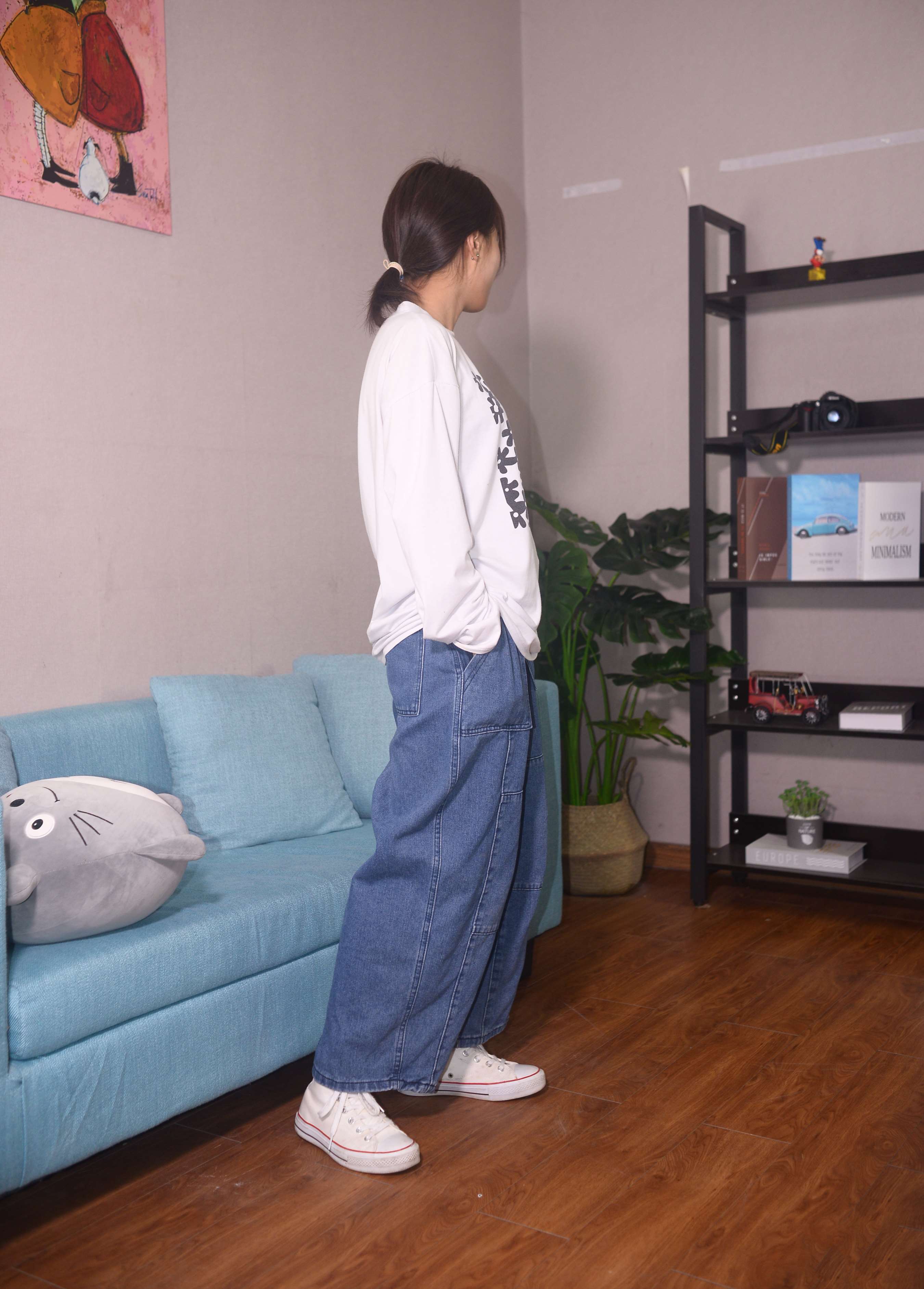 《懒懒少女 温度有点凉，路灯有点暖 》作品图