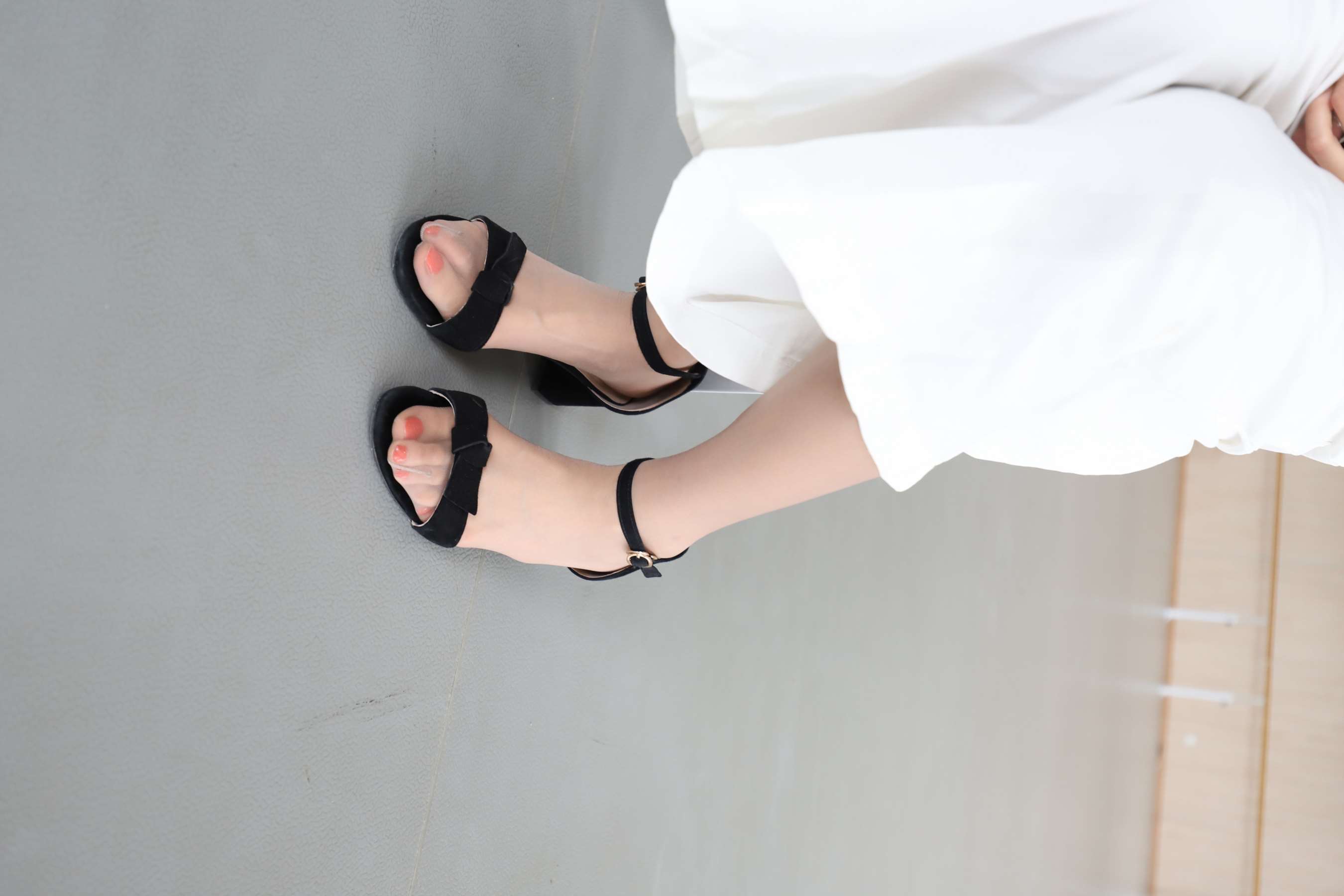 《白裙肉丝脚丫》作品图