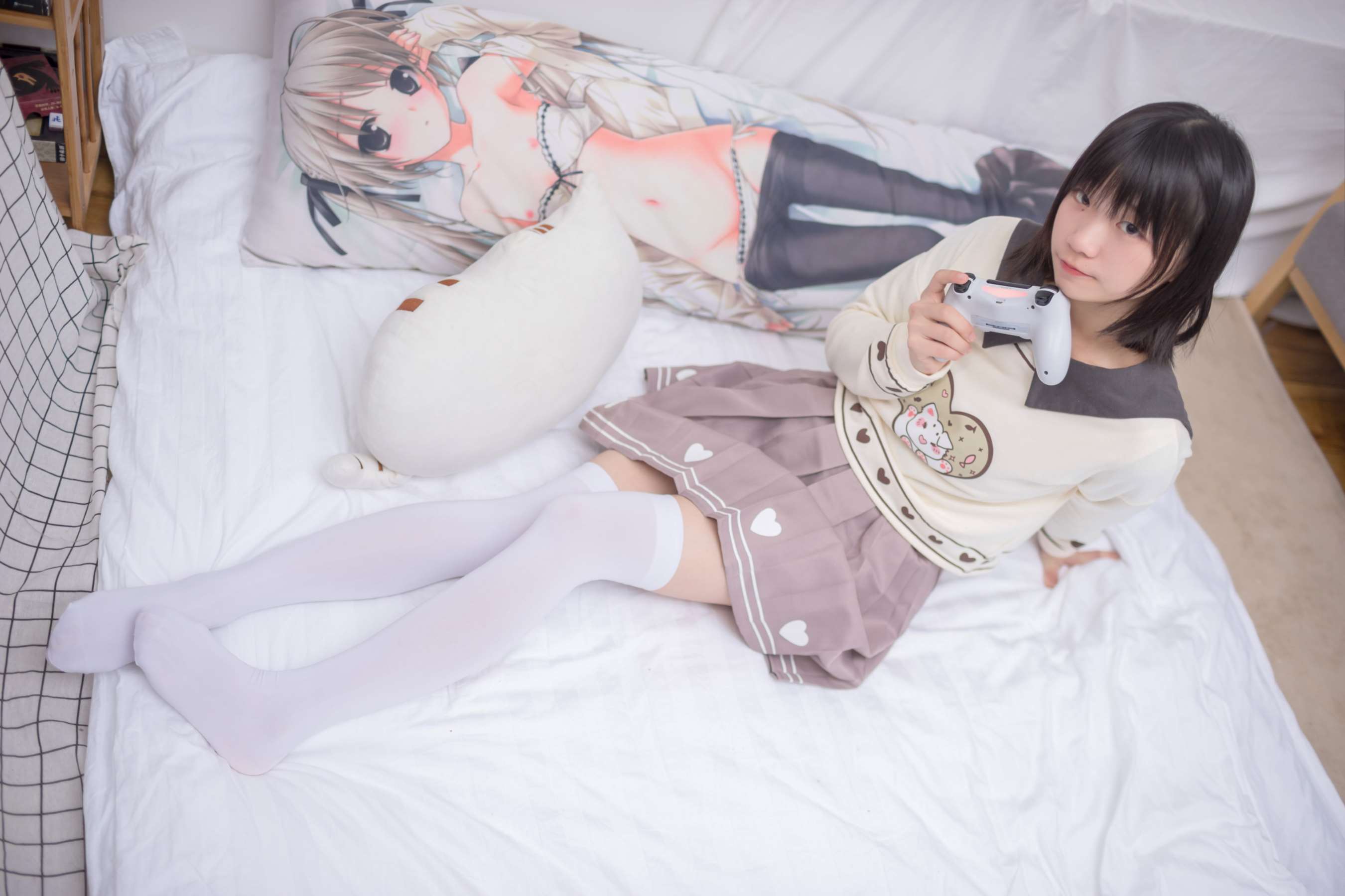 《白丝小姐姐玩游戏》作品图