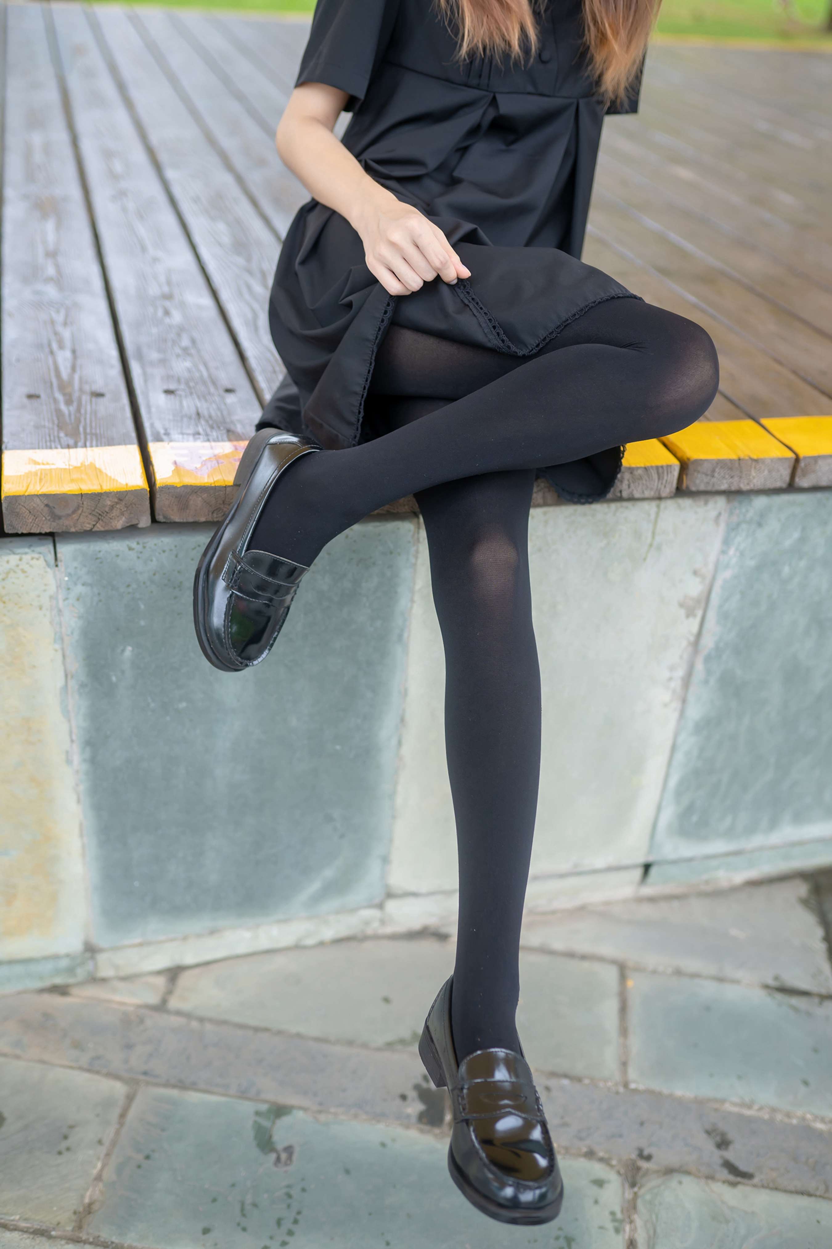 《喜欢黑色的少女》作品图