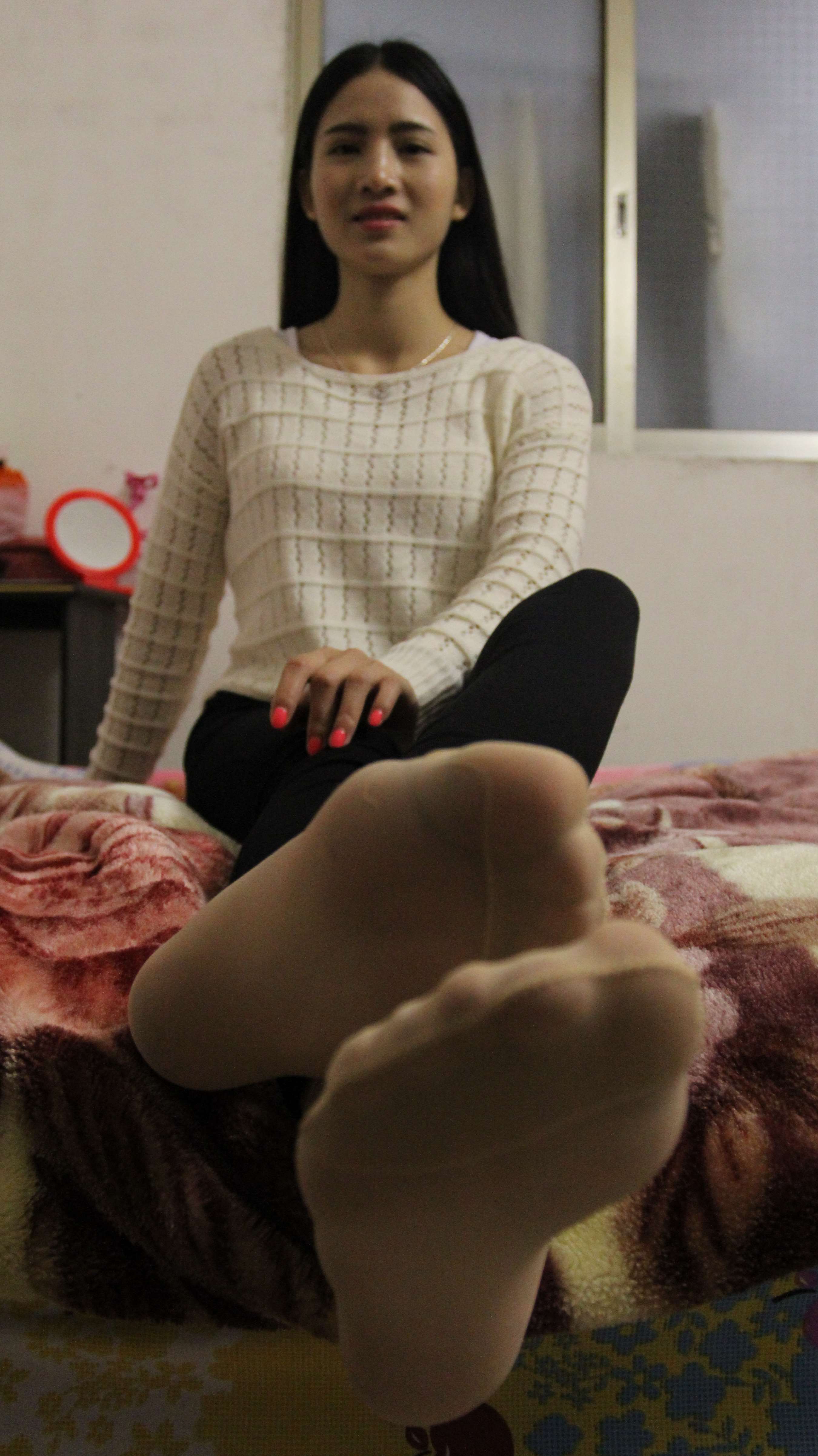 《寝室少女的短丝脚》作品图