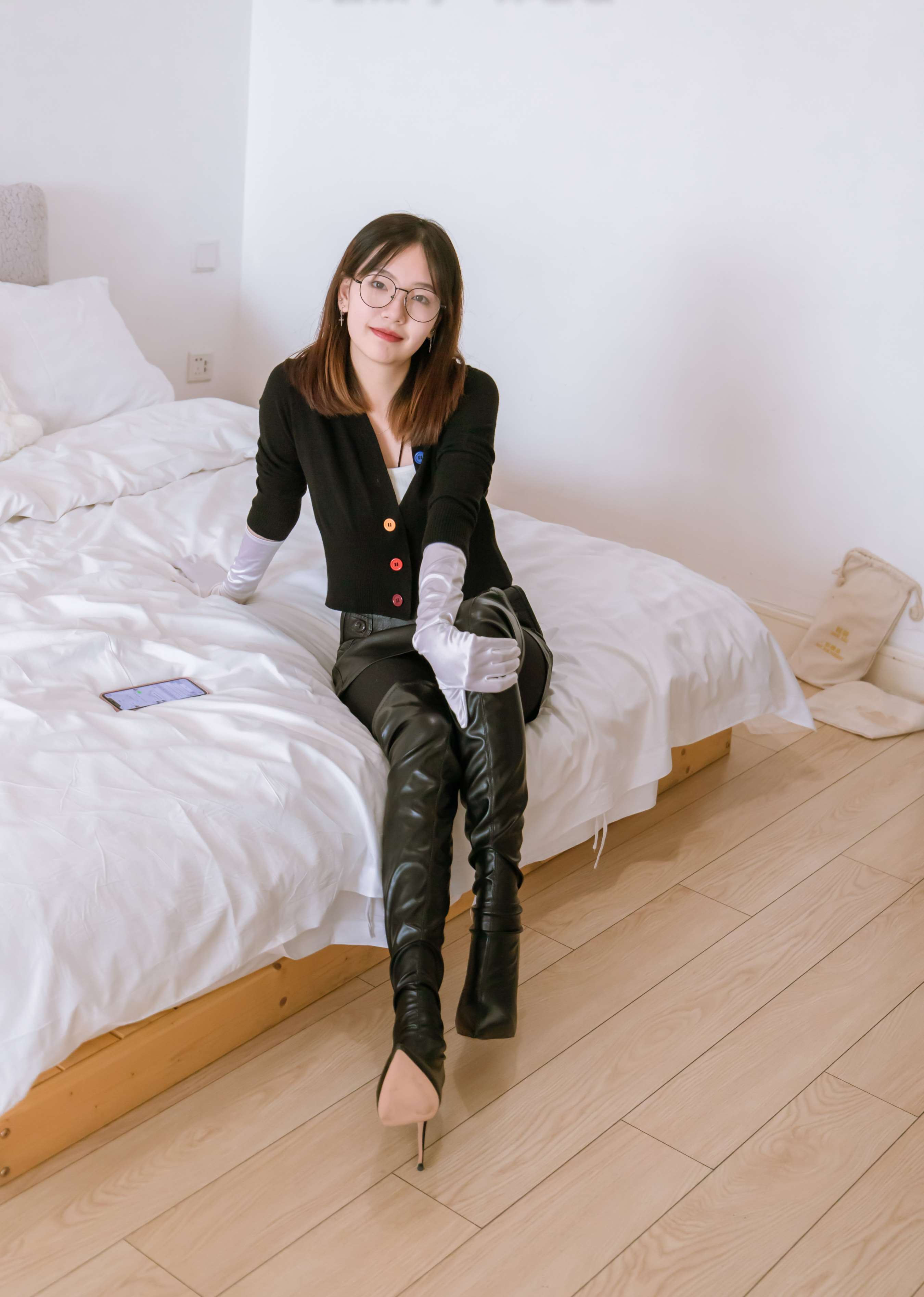 《小甜豆师姐黑色踩脚裤の肉丝脚》作品图