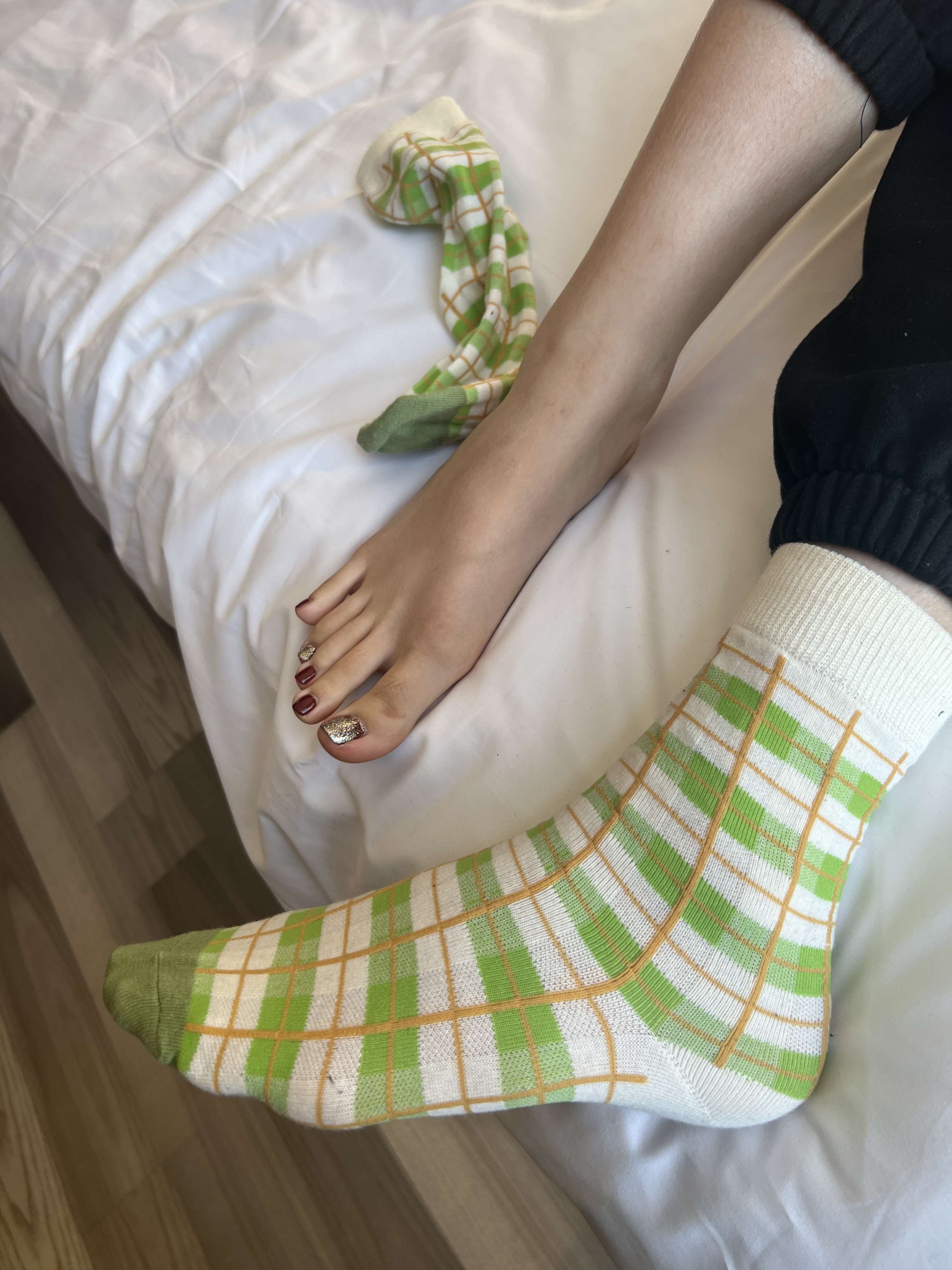 《少女脱棉袜展嫩足》作品图