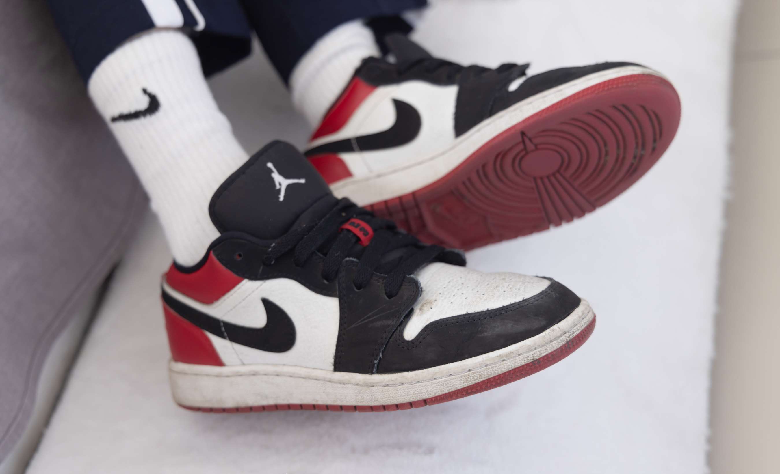 《稚予-aj板鞋、白棉袜、油亮白丝、校服裤里丝》作品图