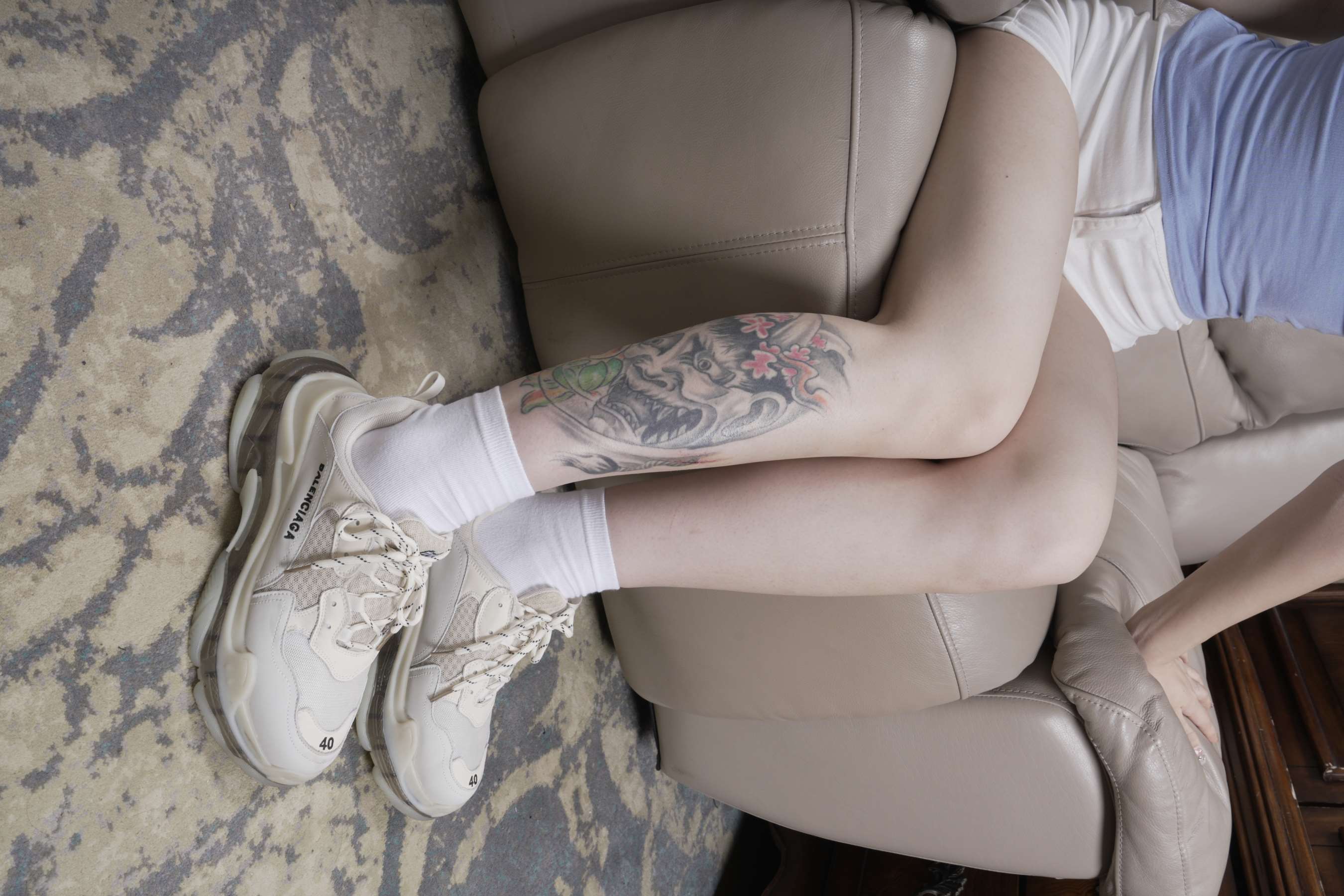 《小艺展示她性感的40码原味棉袜大脚丫》作品图