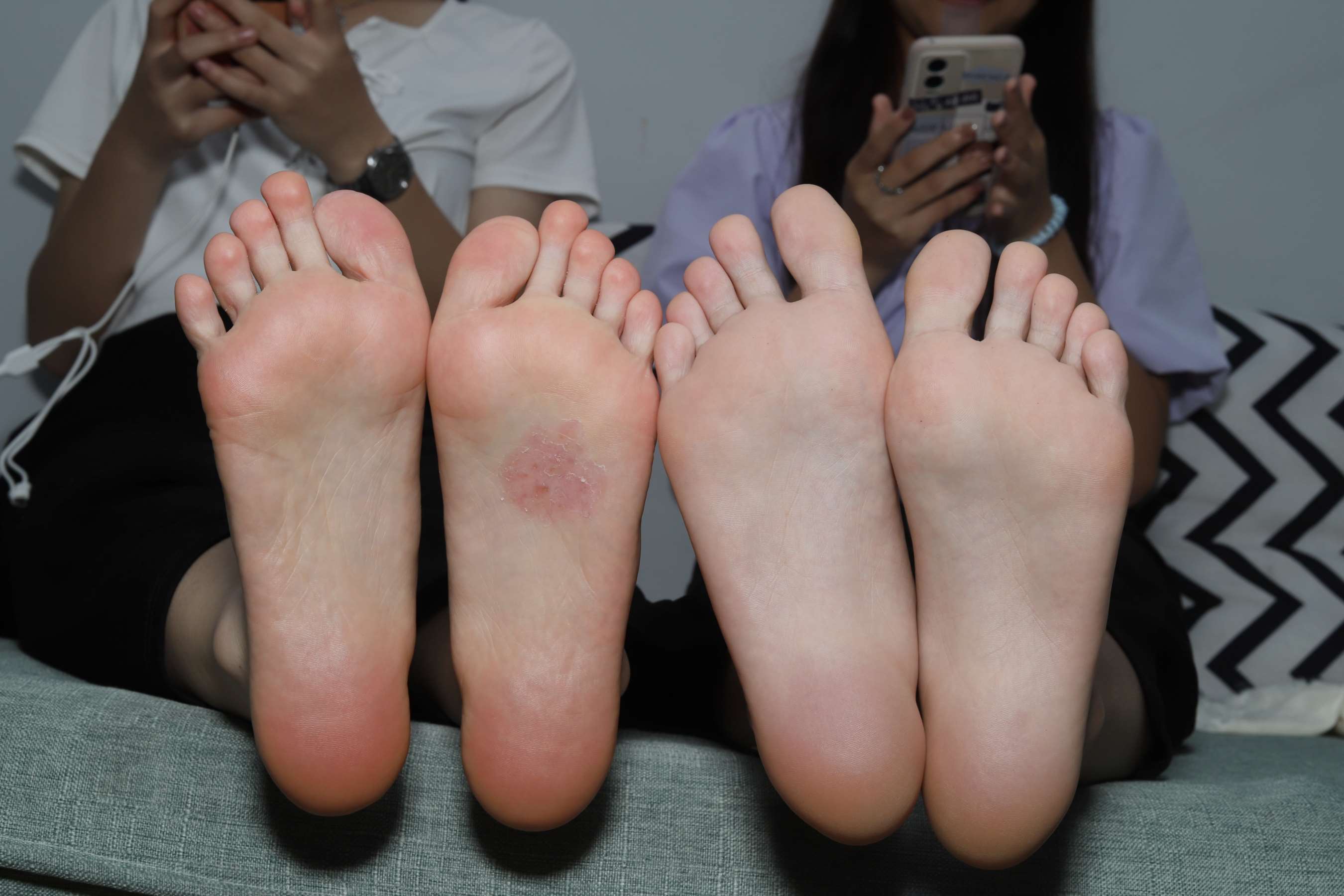 《小瑜与雨琪展示四只小嫩脚》作品图