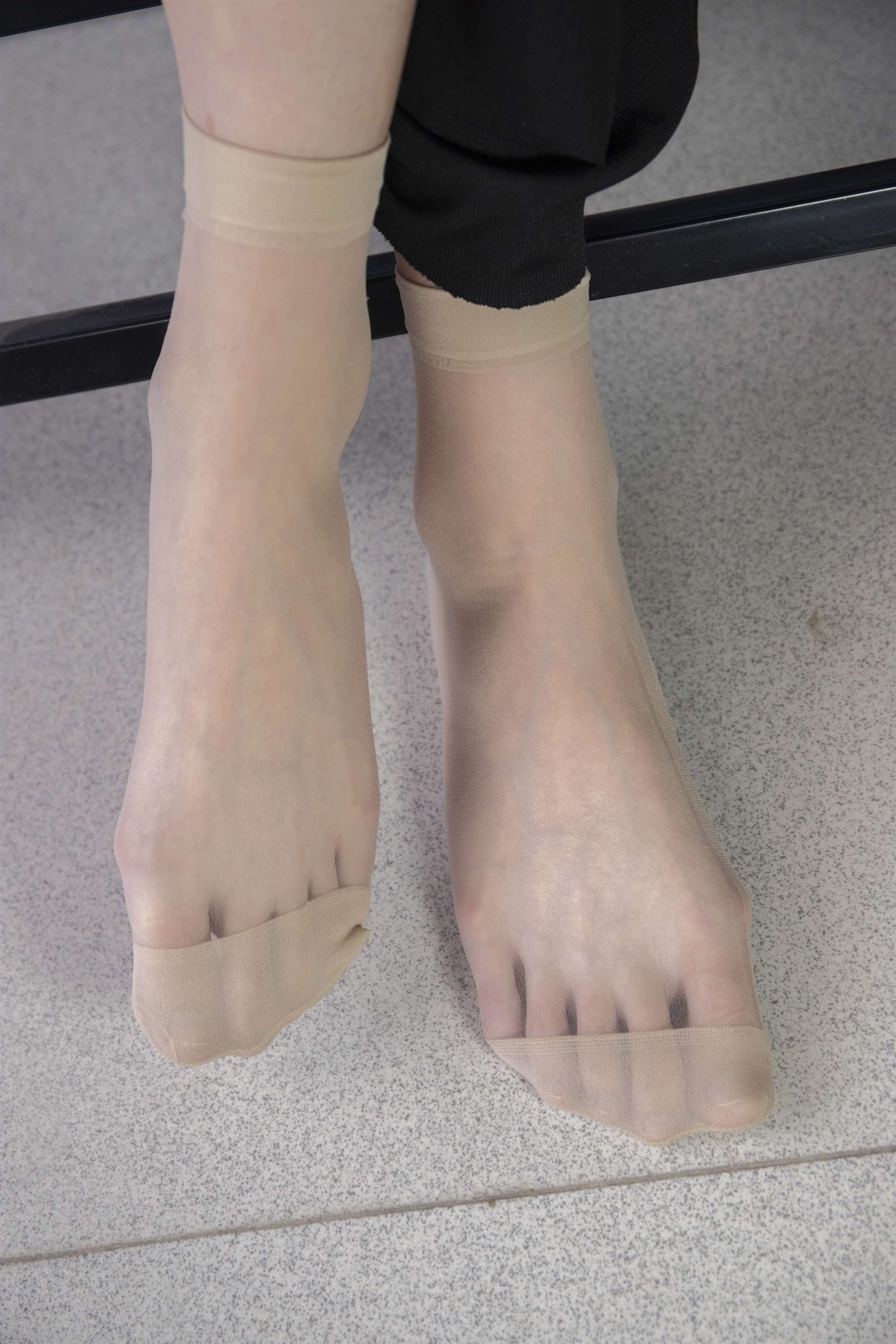 《模特诗敏办公室秀肉丝脚丫【套图+4k视频】》作品图