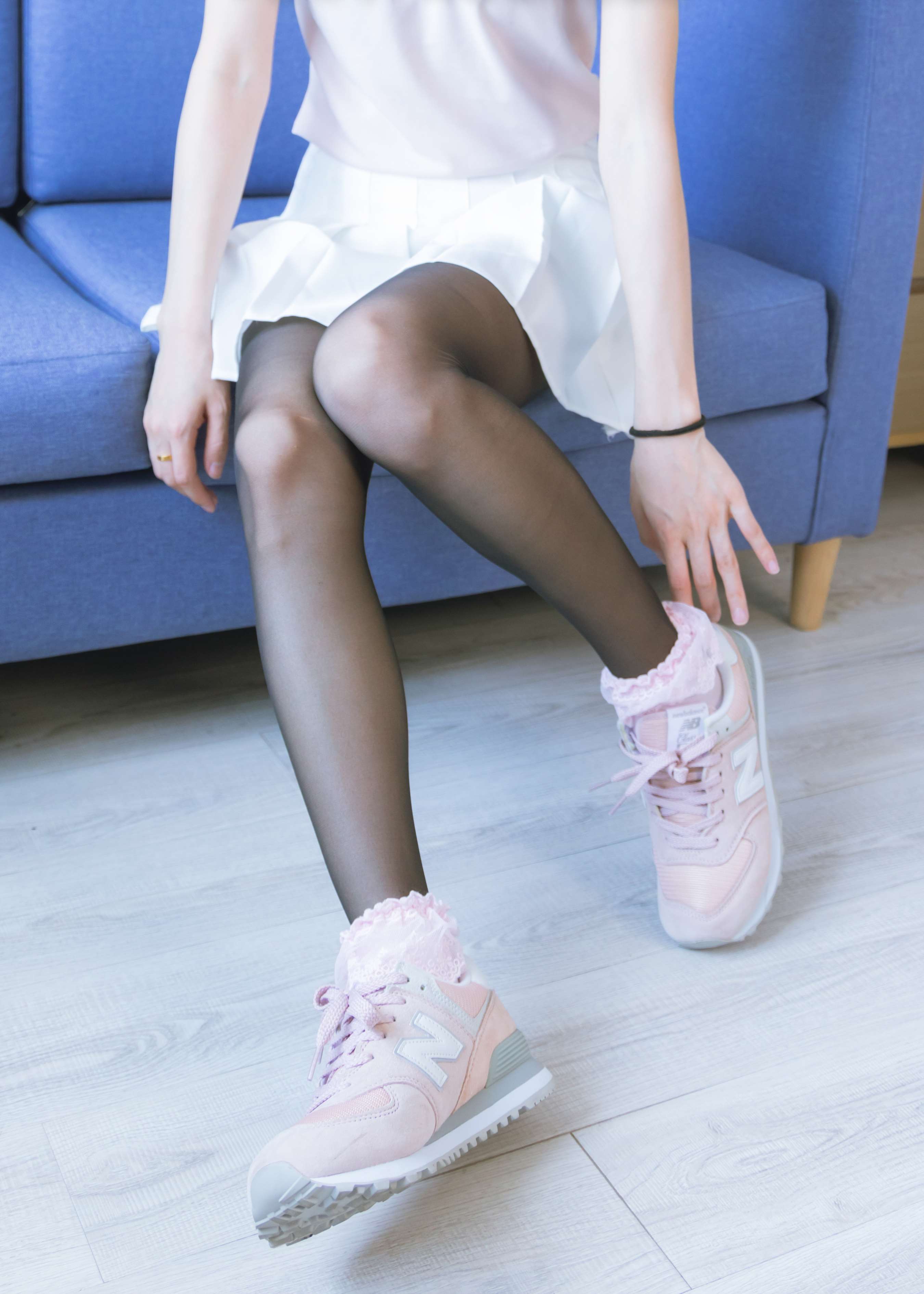 《小沫运动鞋の黑丝脚丫》作品图