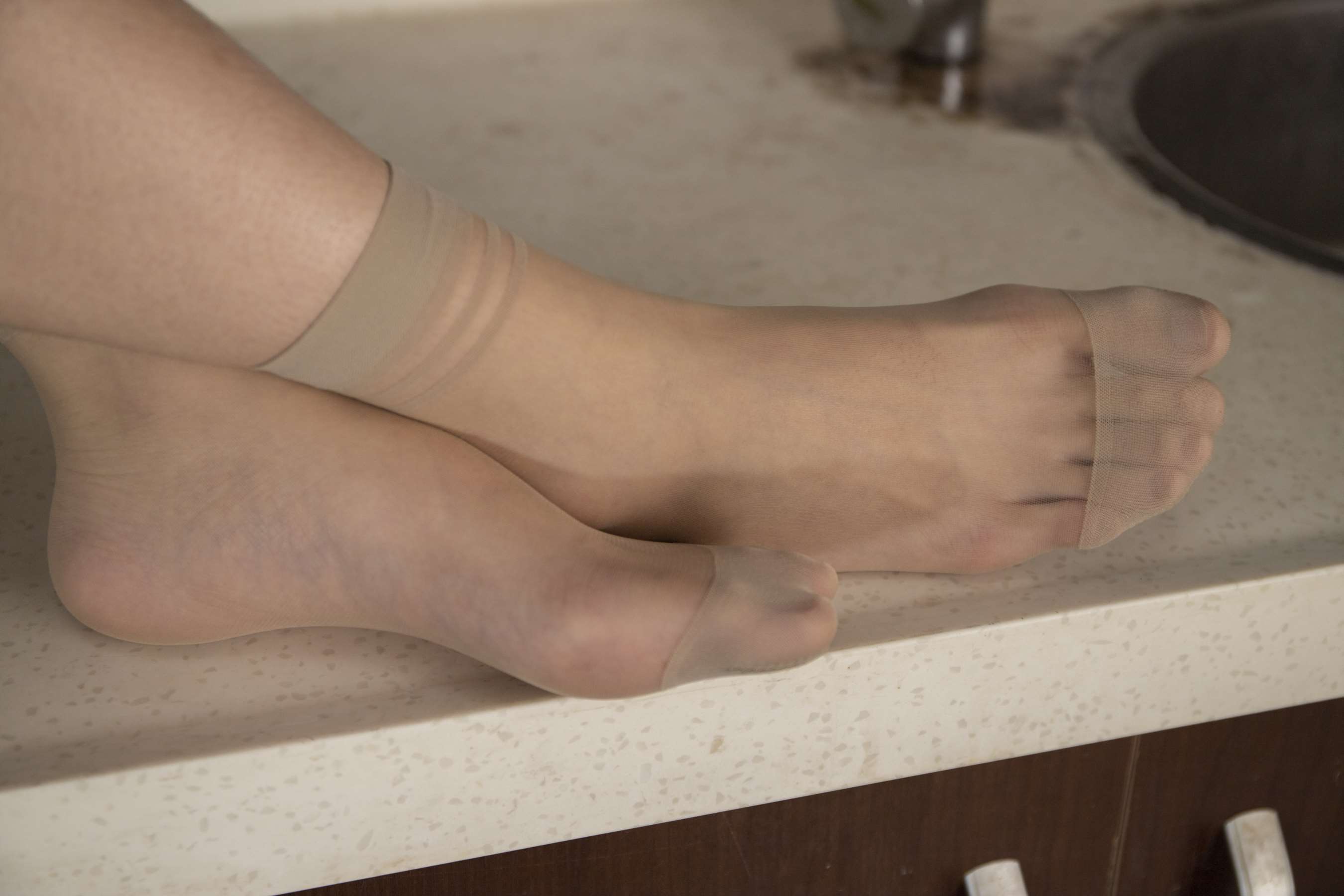 《露露厨房秀性感丝袜脚丫》作品图