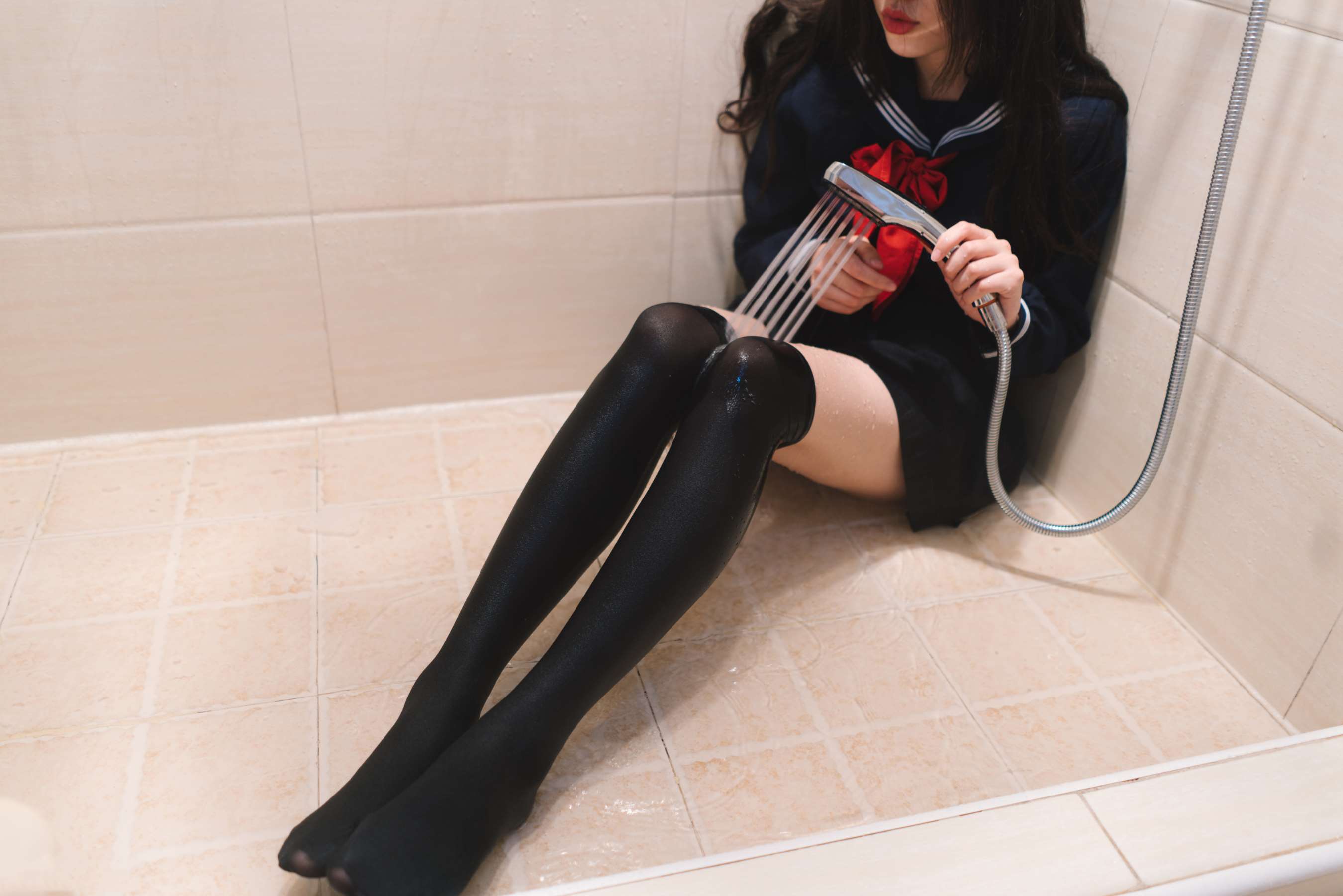 《黑丝沐浴学妹》作品图