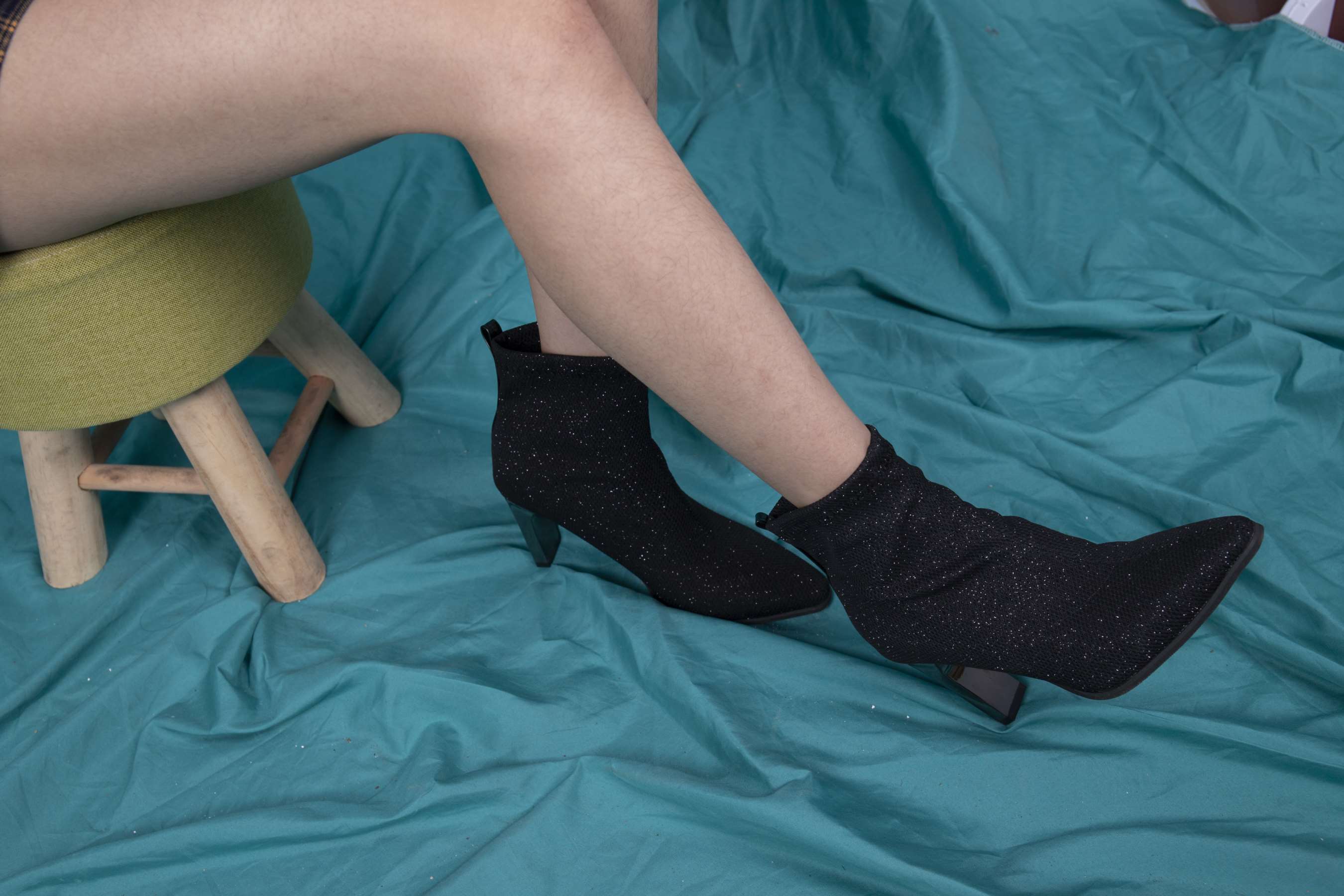 《小艺的凉鞋脚丫诱惑，脚丫白皙漂亮！》作品图