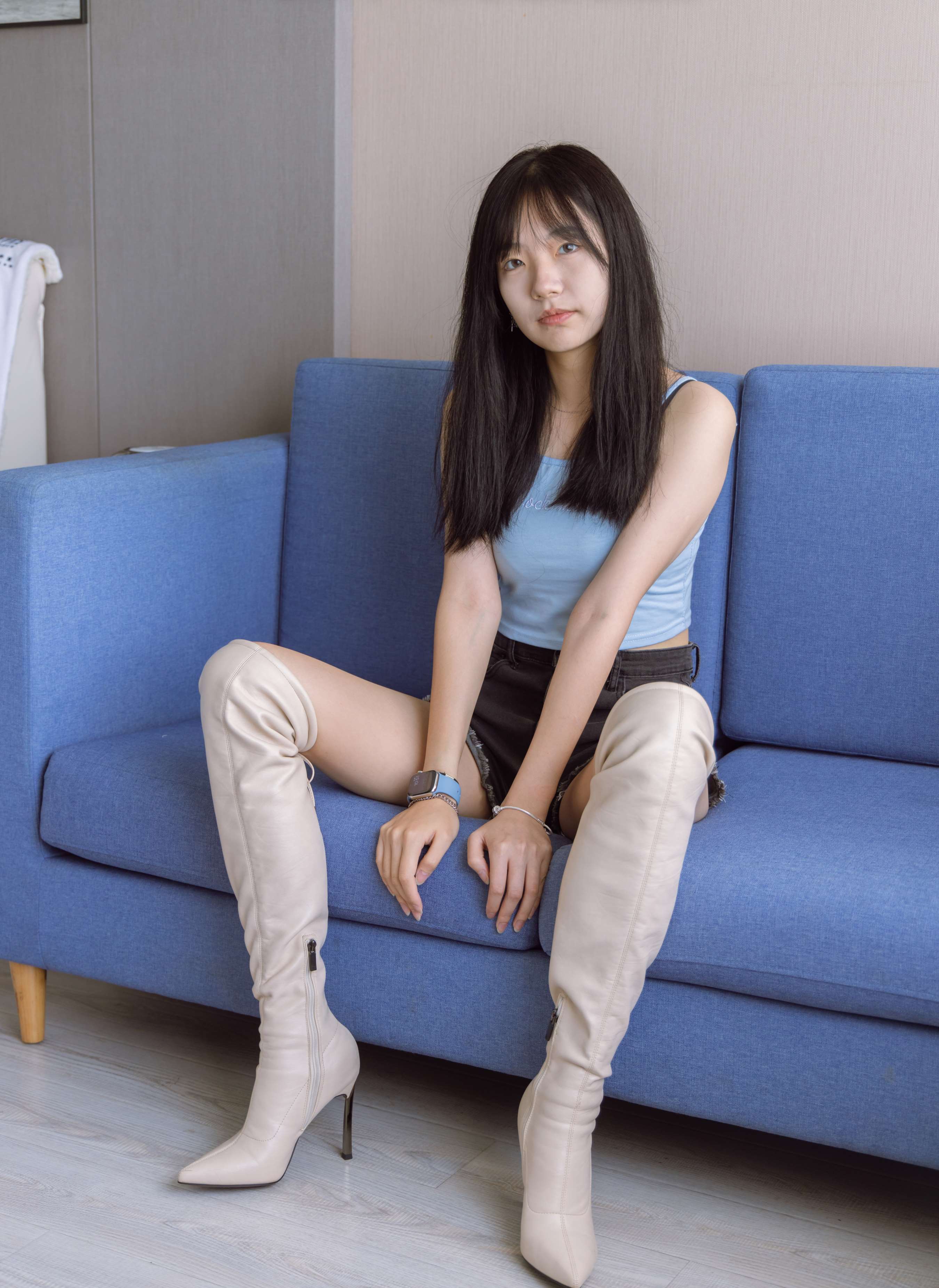 《小甜豆-热裤高跟长靴、白棉袜、裸足》作品图