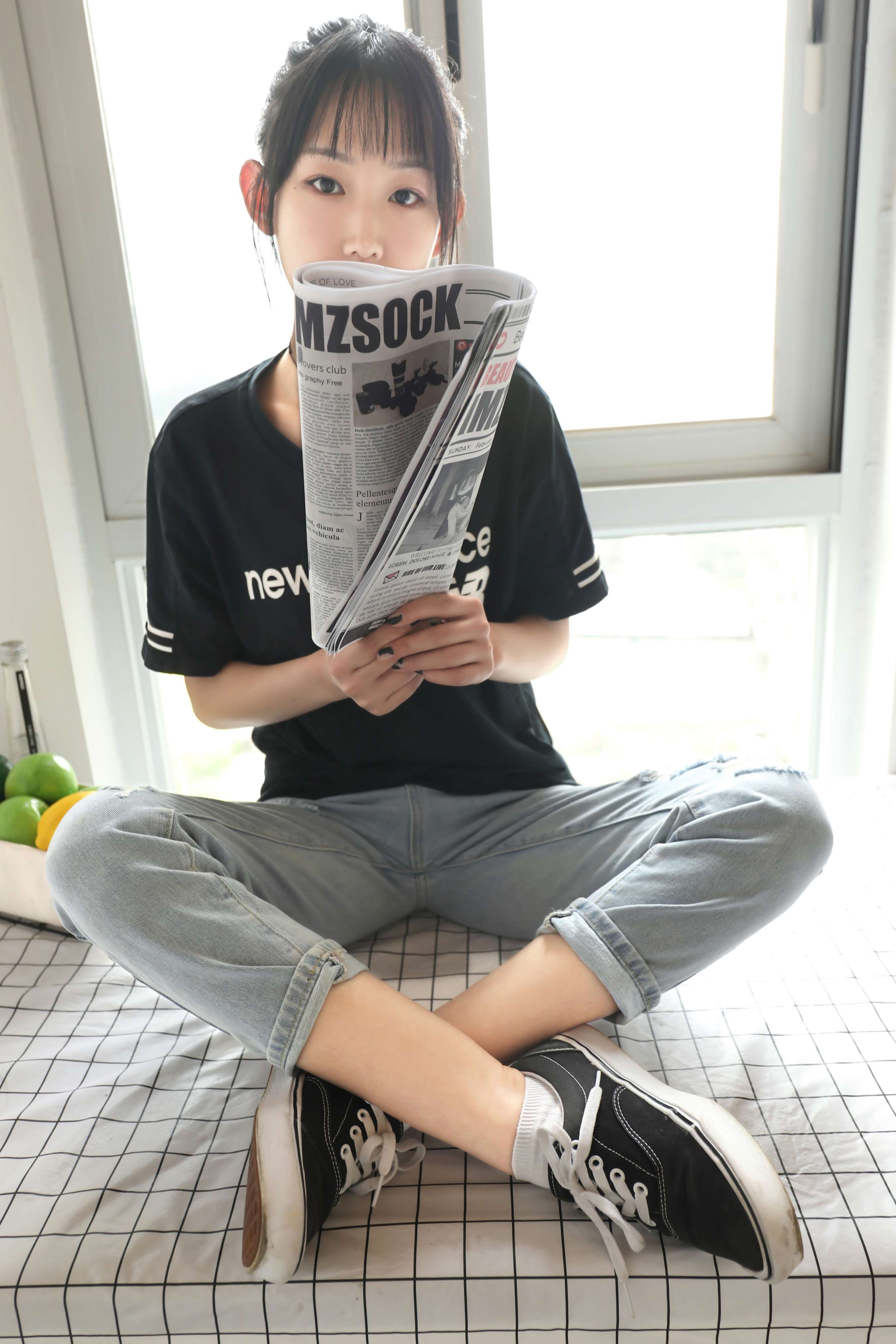 《圆子脱掉脏白棉袜玩饼干》作品图