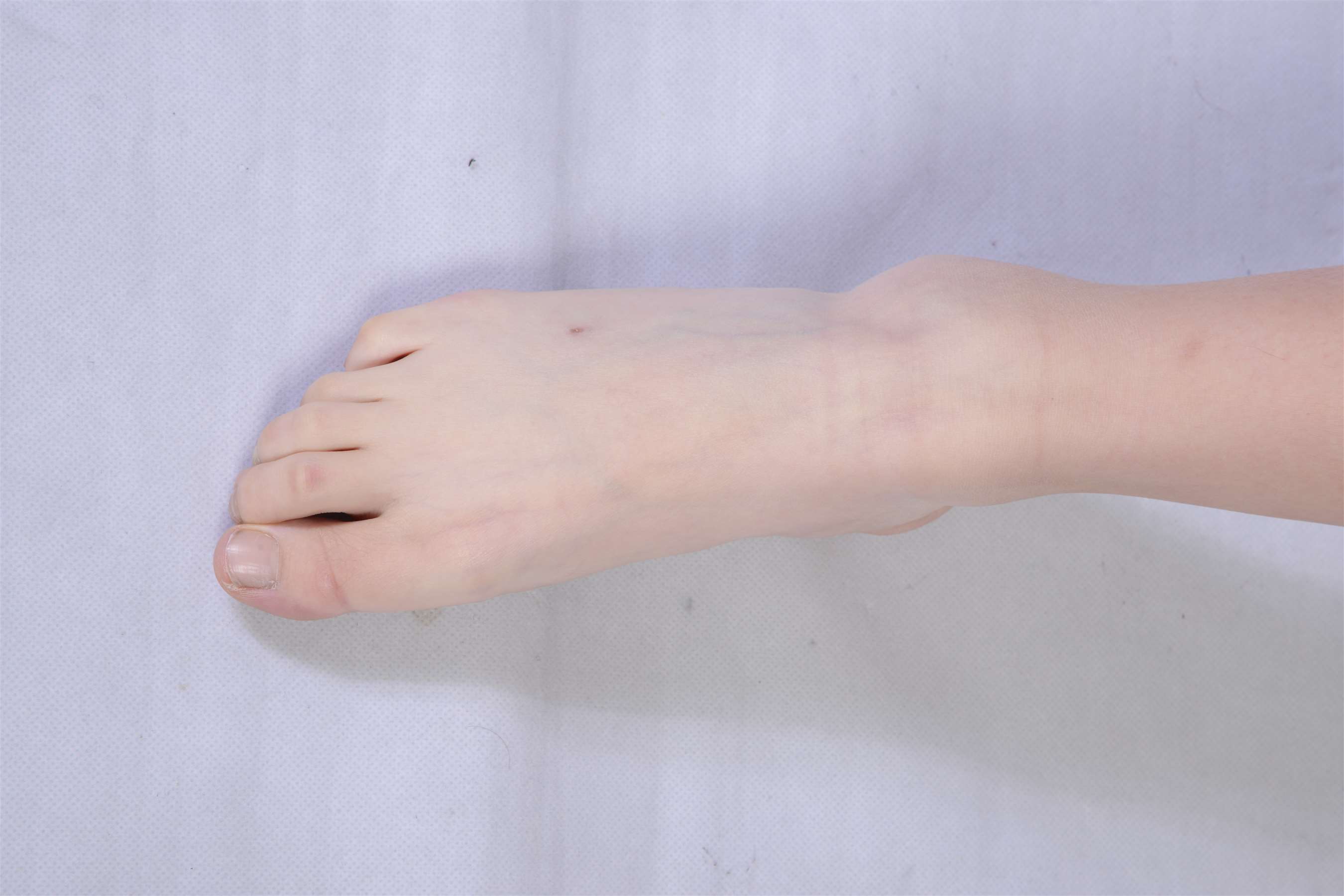 《毛衣短裙裸足脚丫》作品图