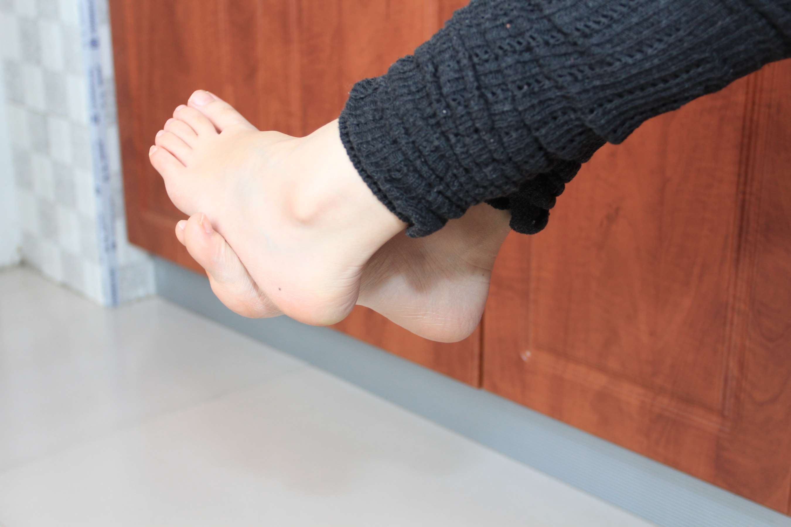 《师妹厨柜上展嫩脚》作品图