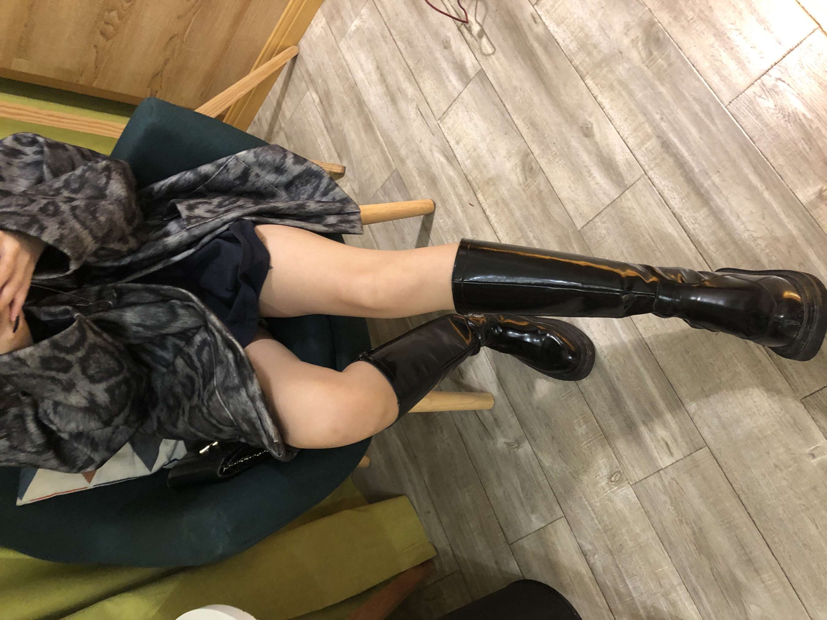 《穿长靴的大学少女》作品图