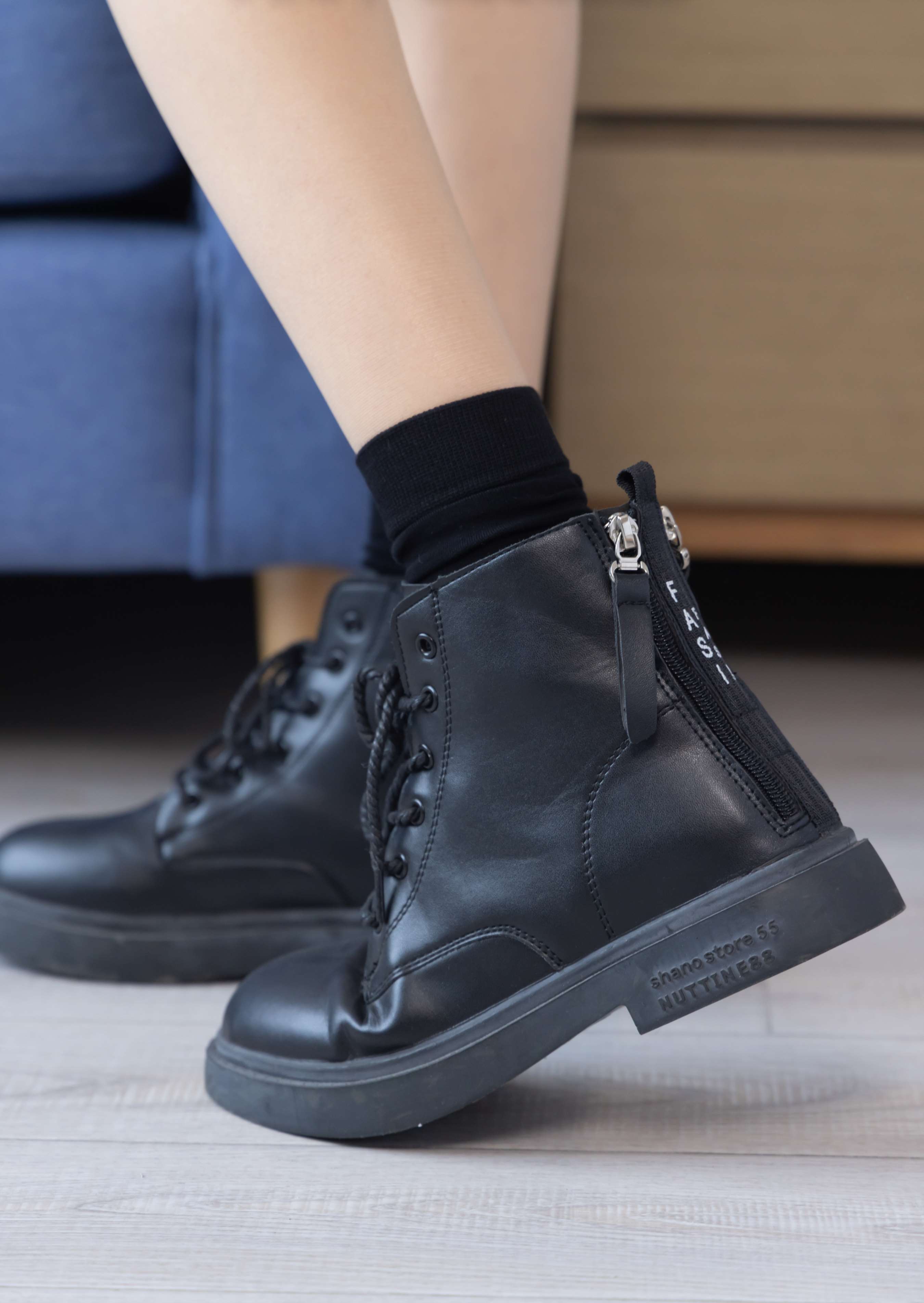 《稚予-黑棉袜套肉丝脚丫》作品图