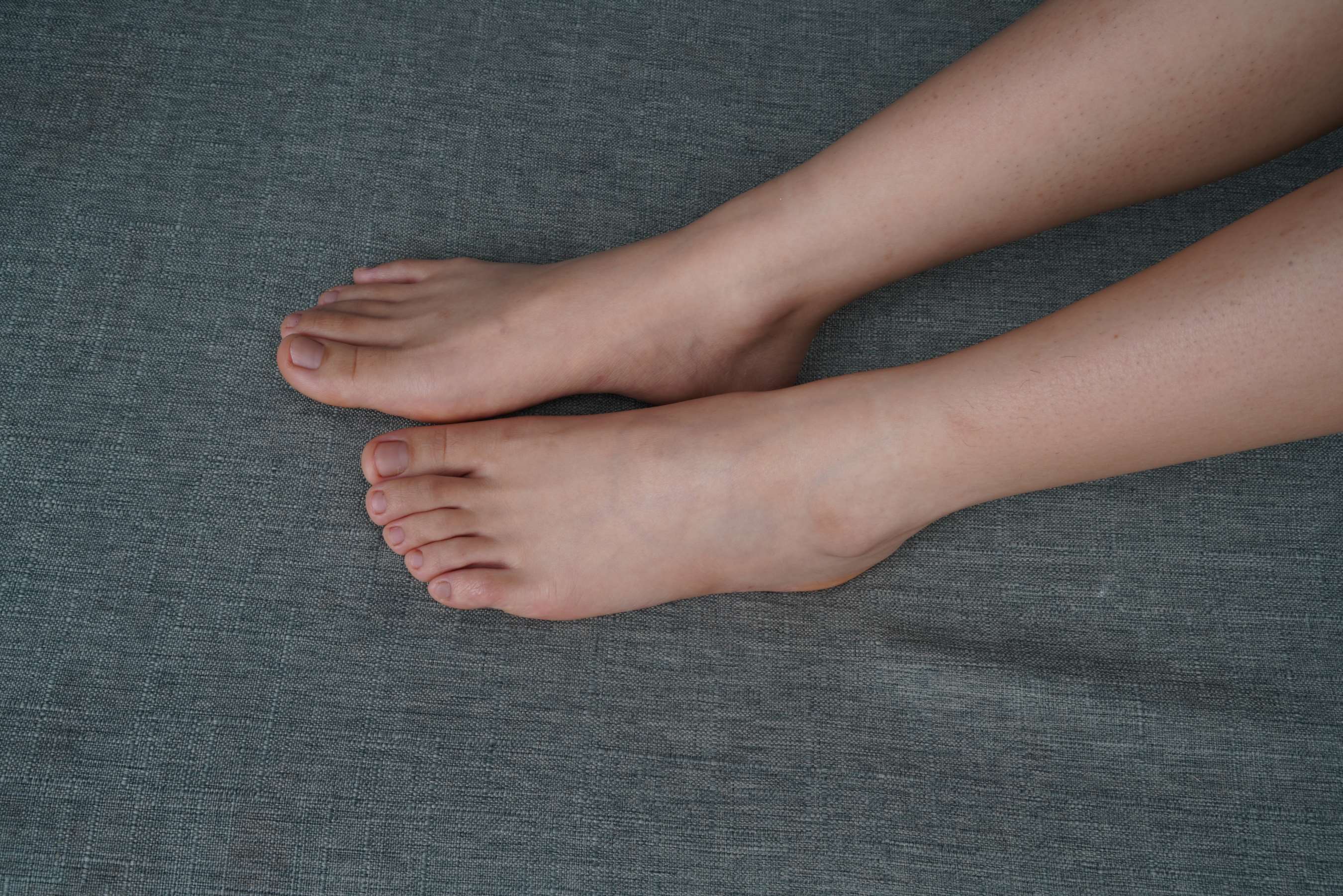 《大学生乐瑶展示37码美脚》作品图