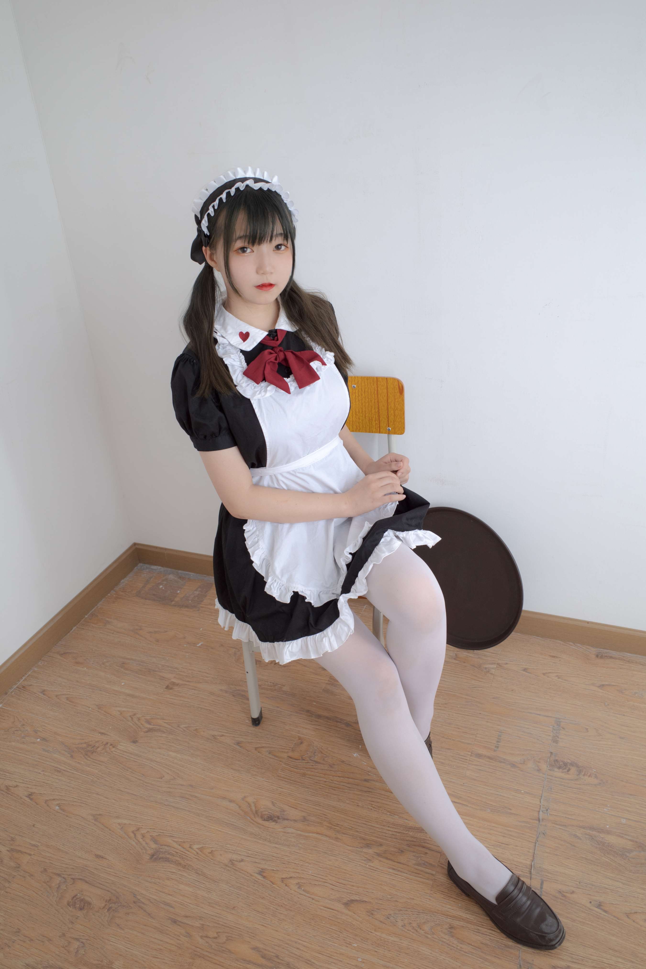 《女仆装の白丝脚》作品图