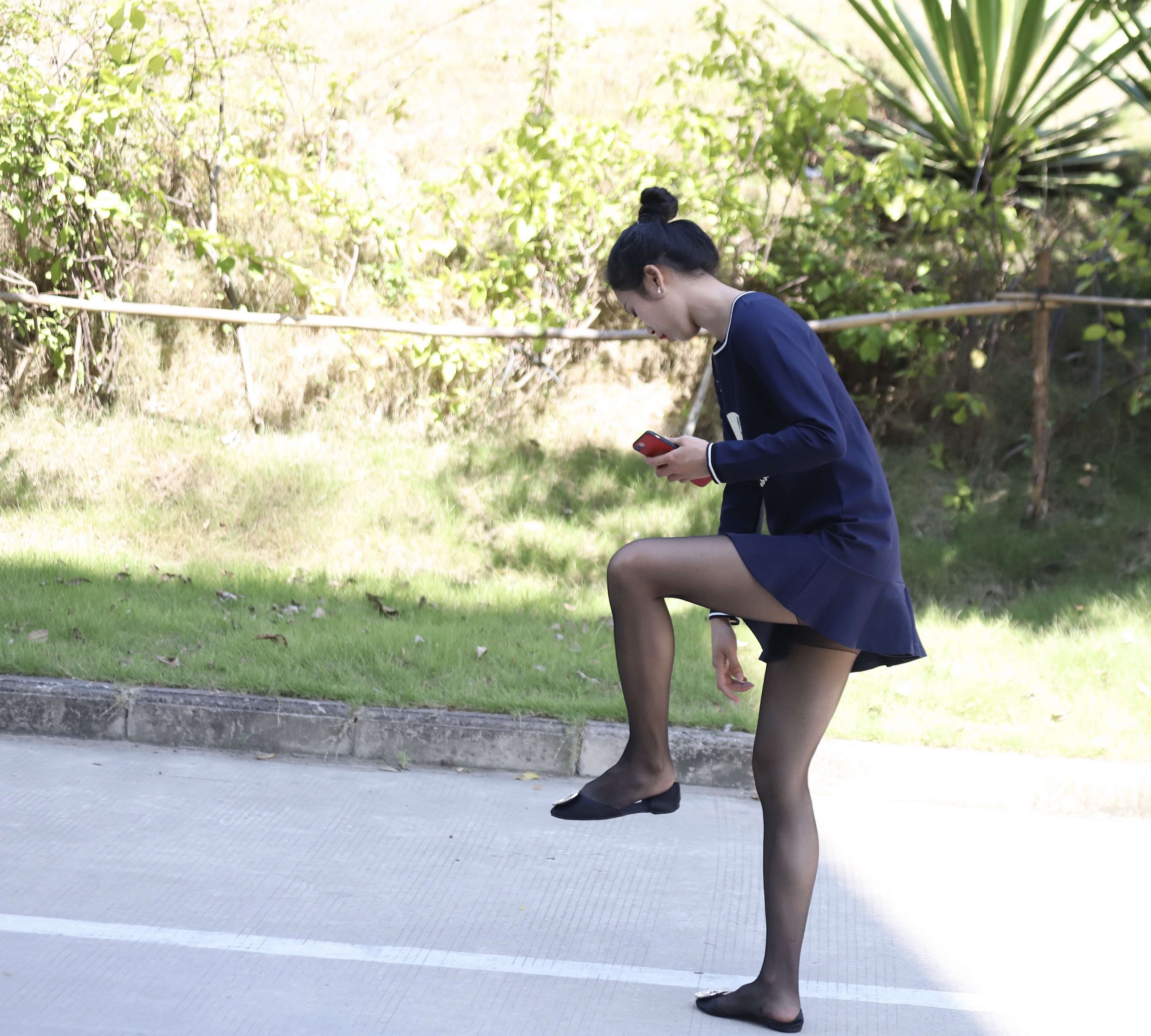 《连衣裙の黑丝脚丫【套图+视频】》作品图