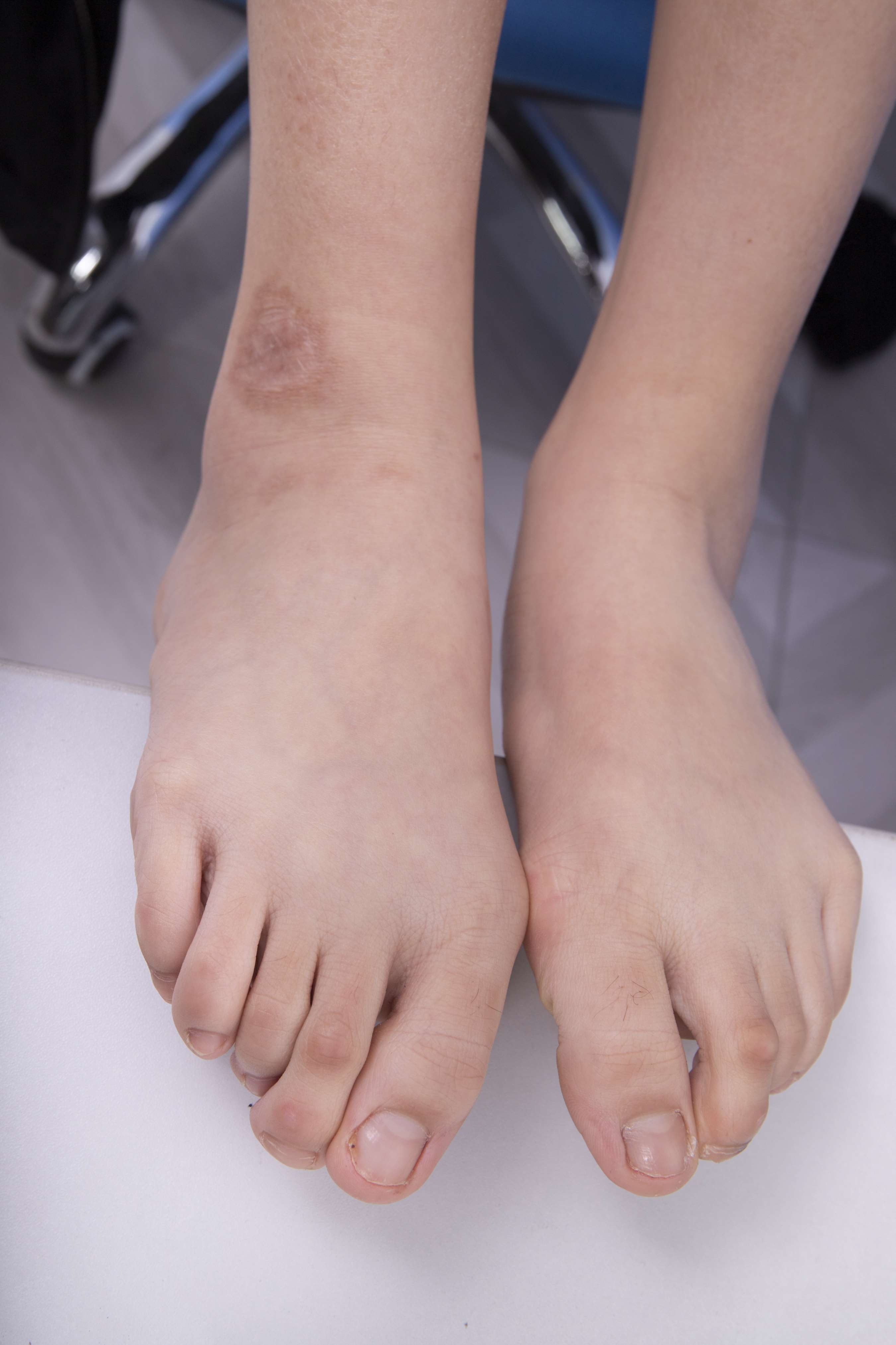 《办公室牛仔裙裸足》作品图