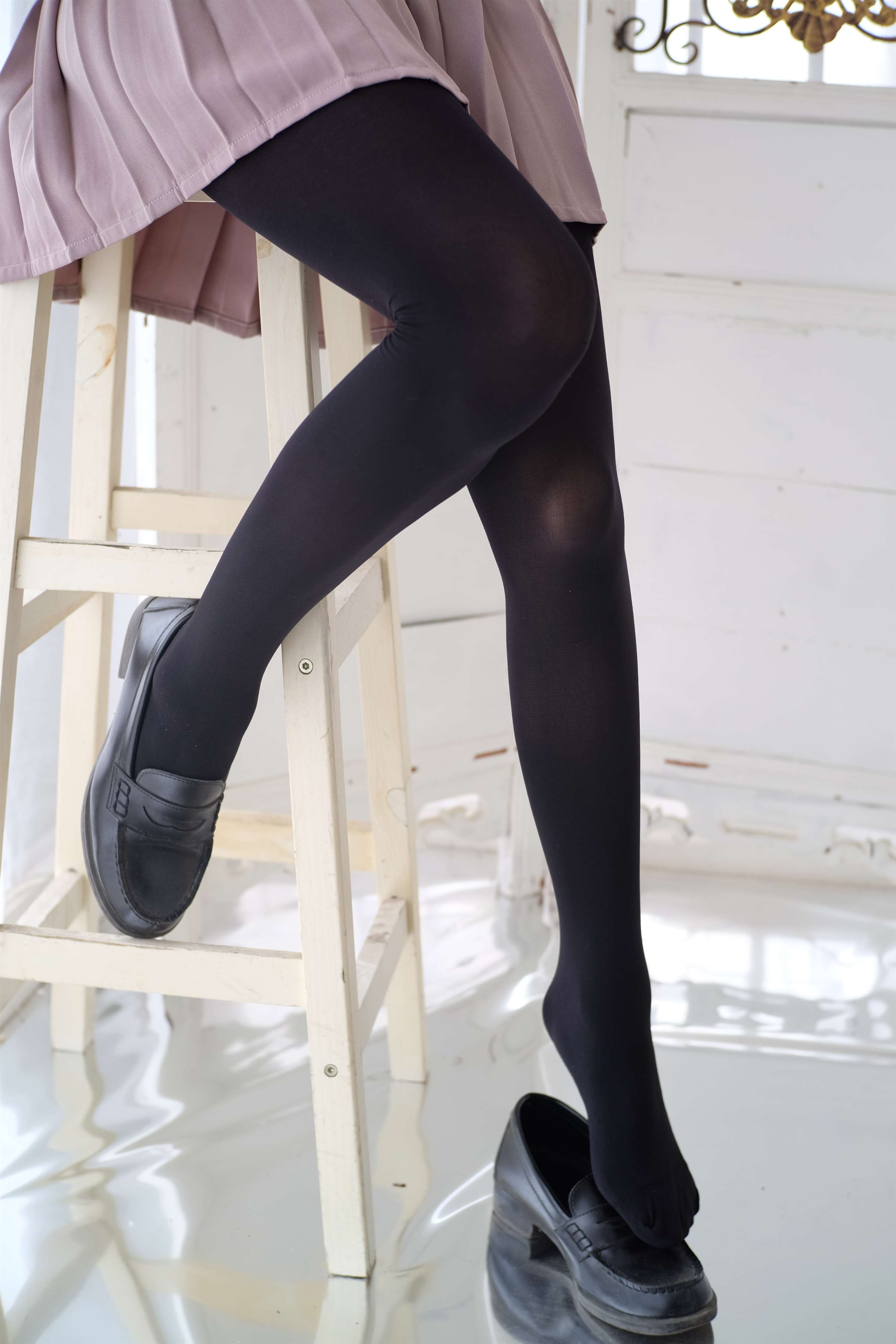 《T恤の黑色脚丫》作品图