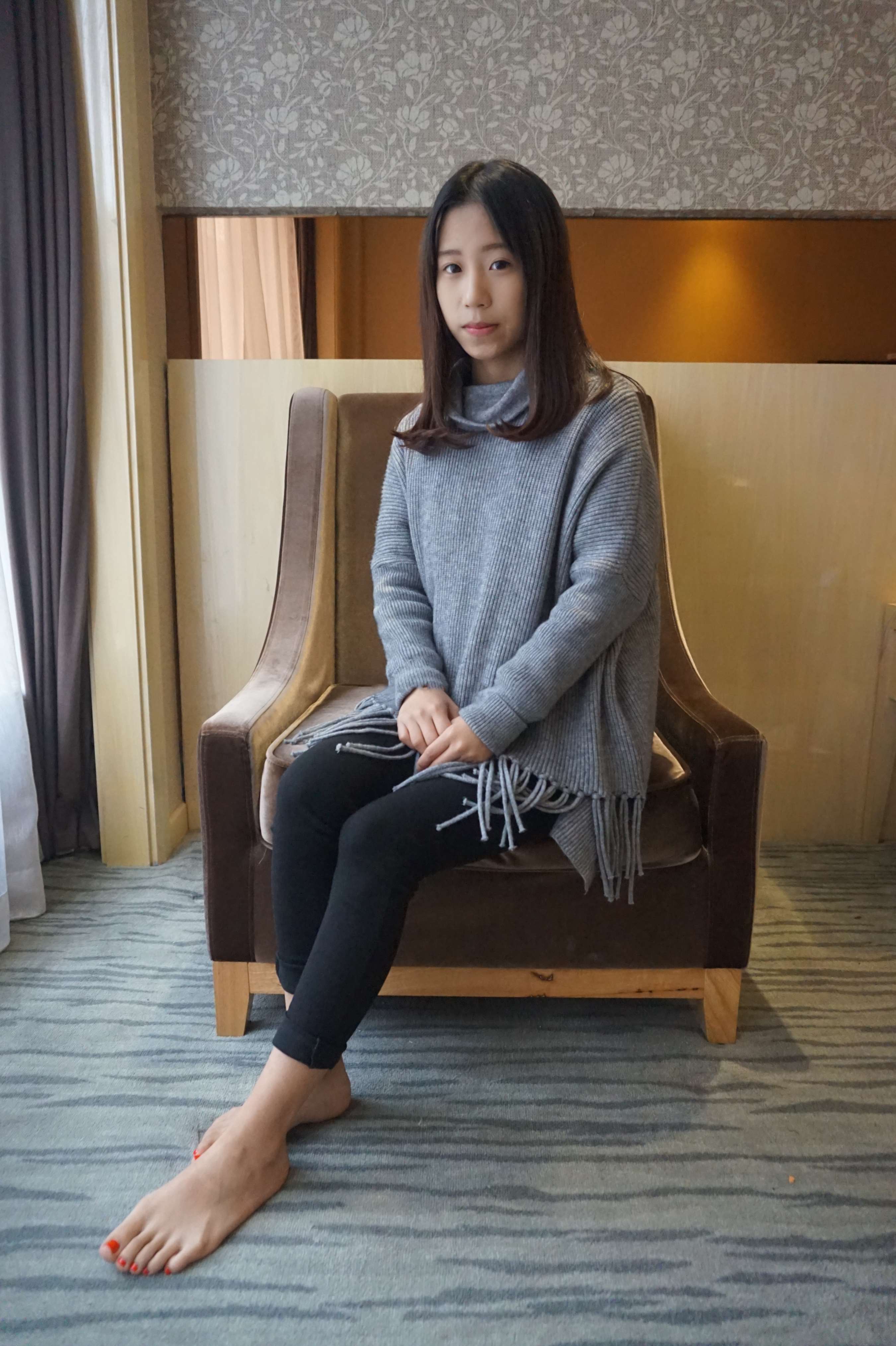 《少女红指甲嫩足穿袜》作品图