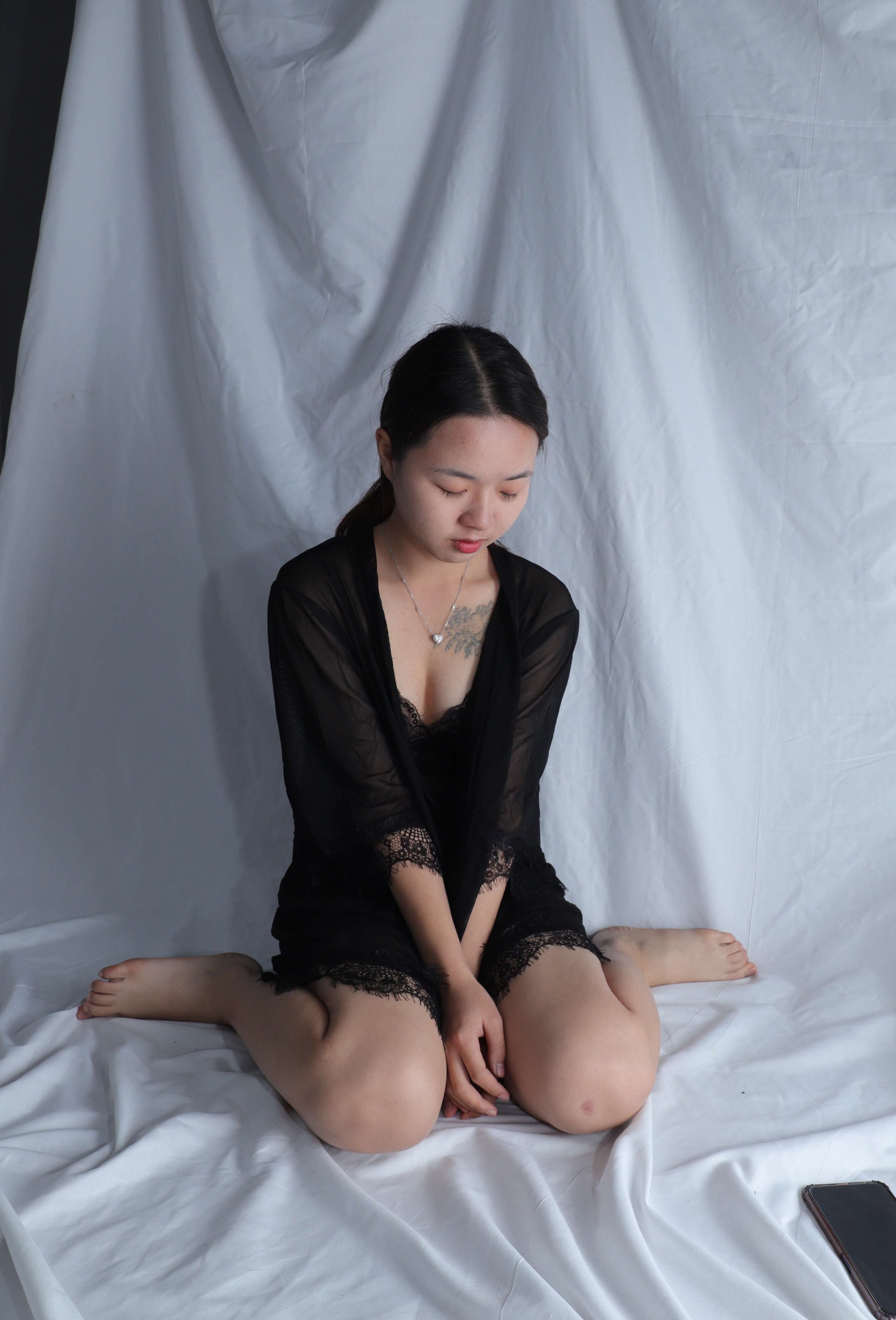 《淇淇学妹穿上调情装秀脚丫》作品图