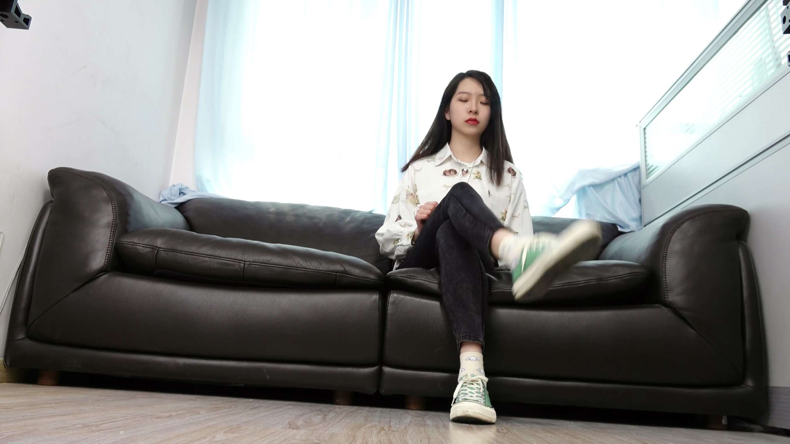 《小女生YIYI近距离秀脚》作品图