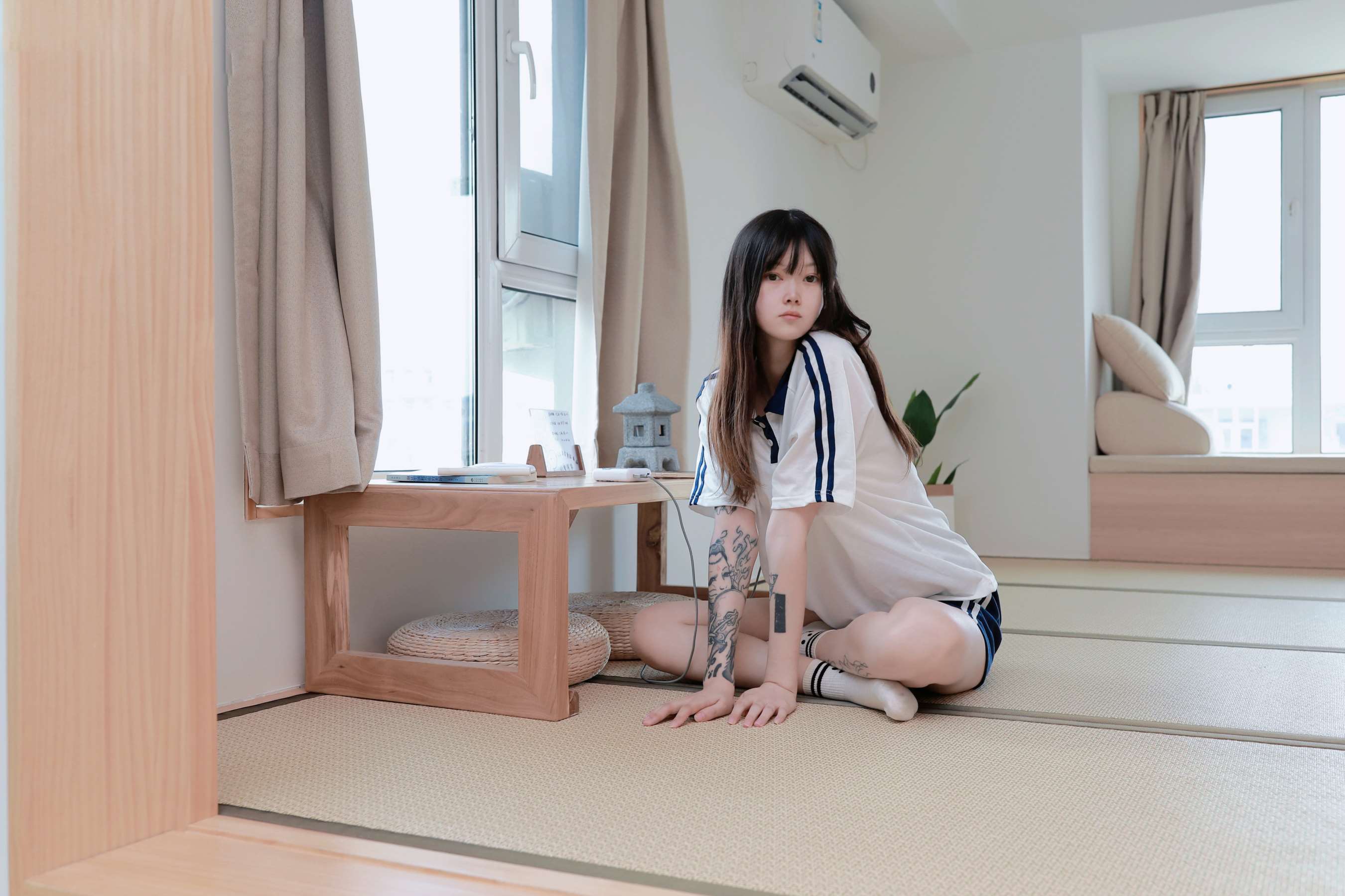 《纹身美少女小恩原味棉袜裸足》作品图