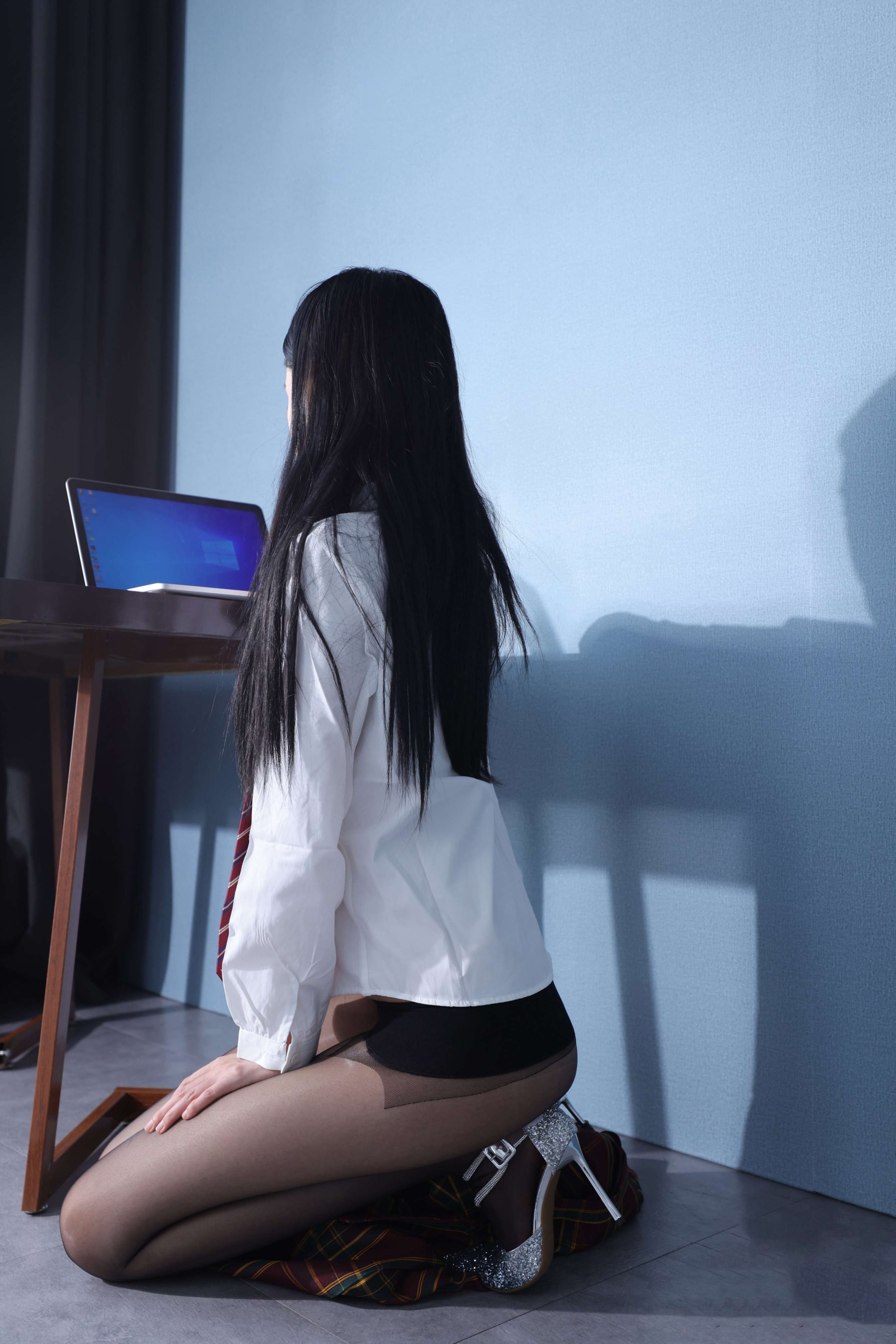 《魅儿 高跟の黑丝脚》作品图