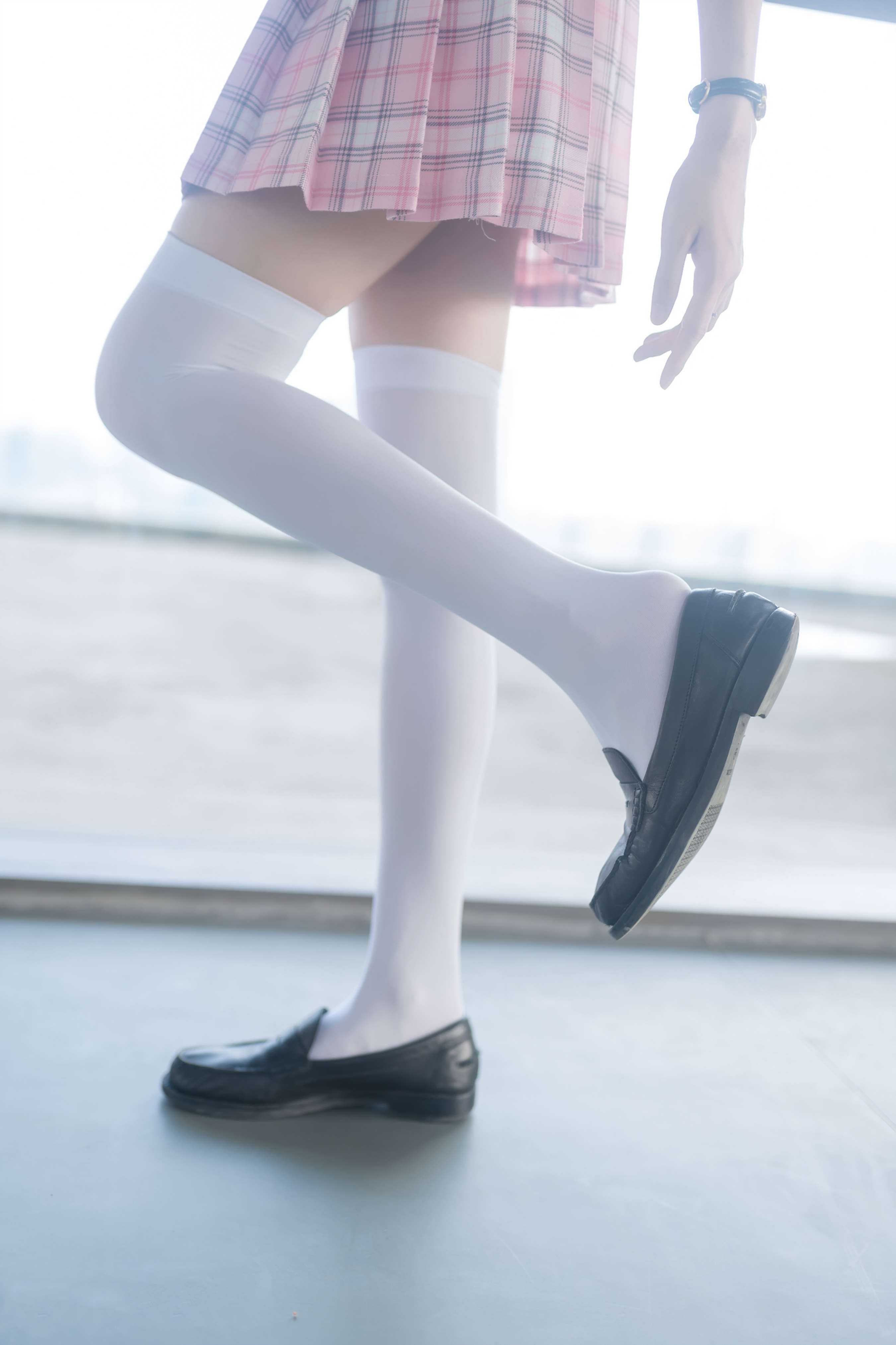 《过膝白丝百褶裙》作品图