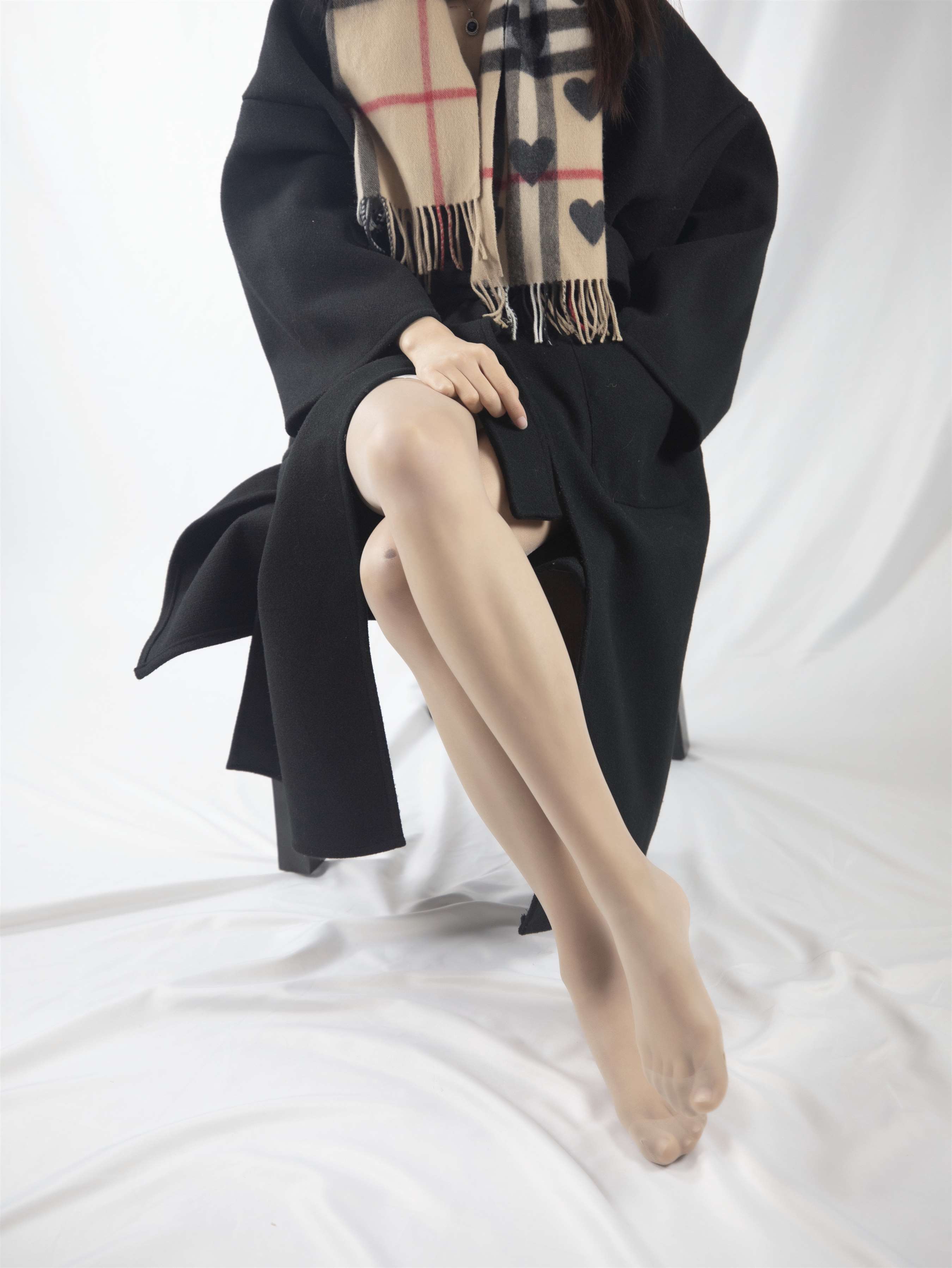 《清纯少女V领の肉丝脚丫》作品图