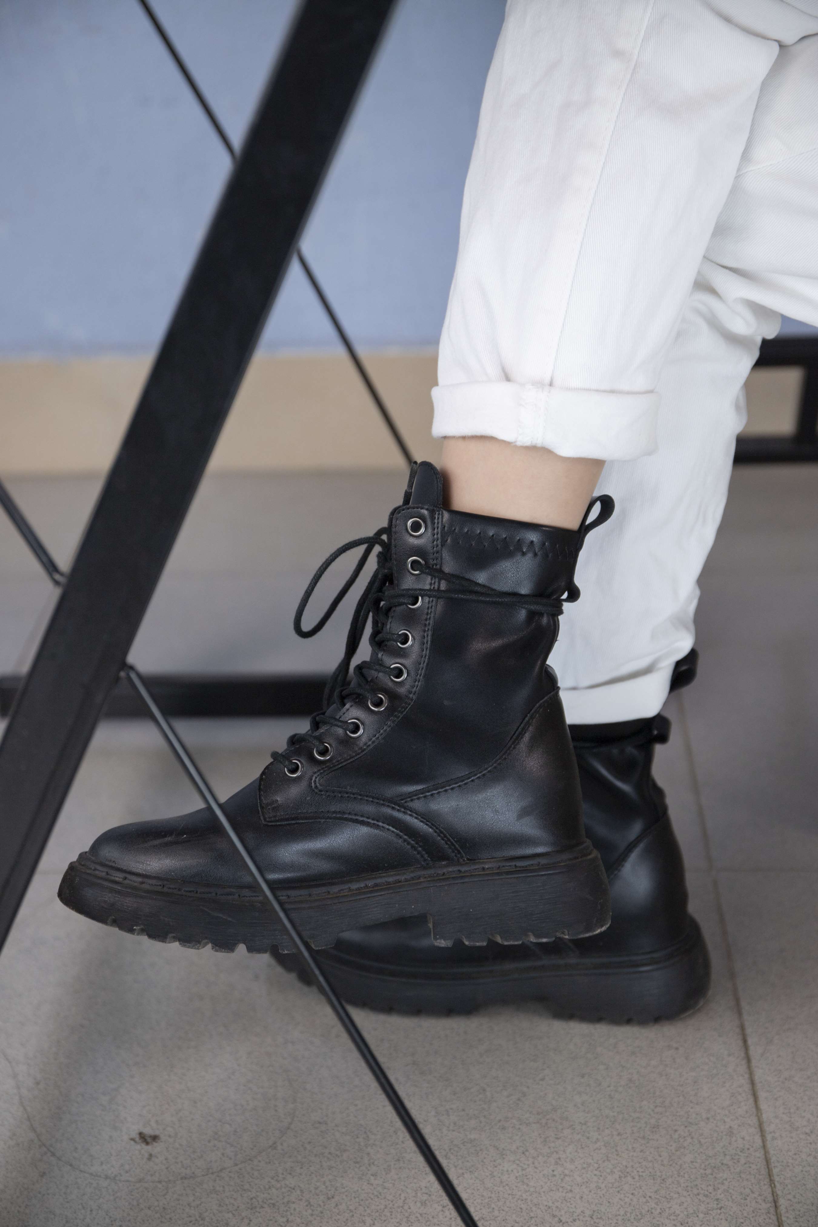 《小华脱掉靴子展示棉袜【套图+4K视频】》作品图