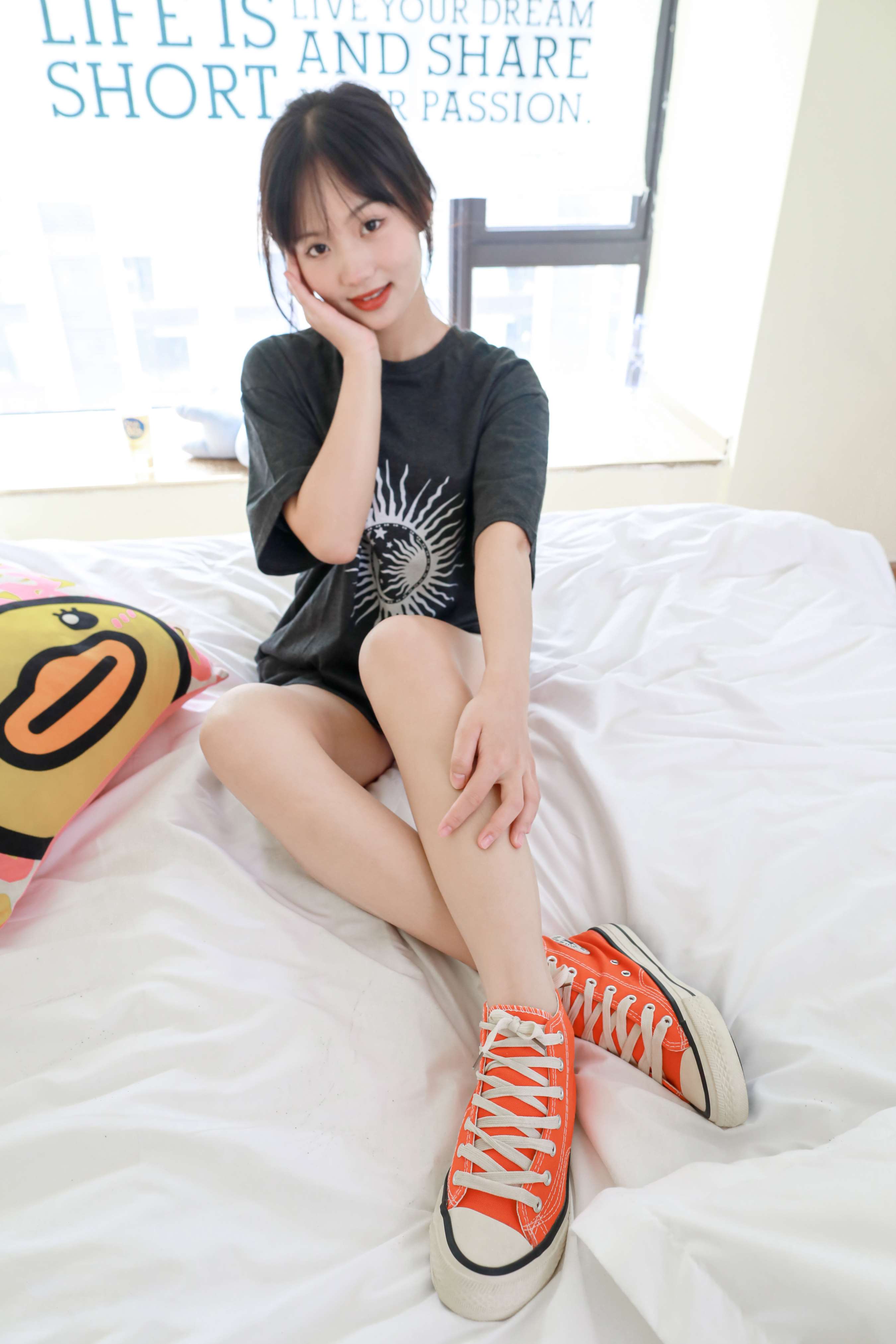 《小麦高帮帆布鞋の棉袜脚》作品图