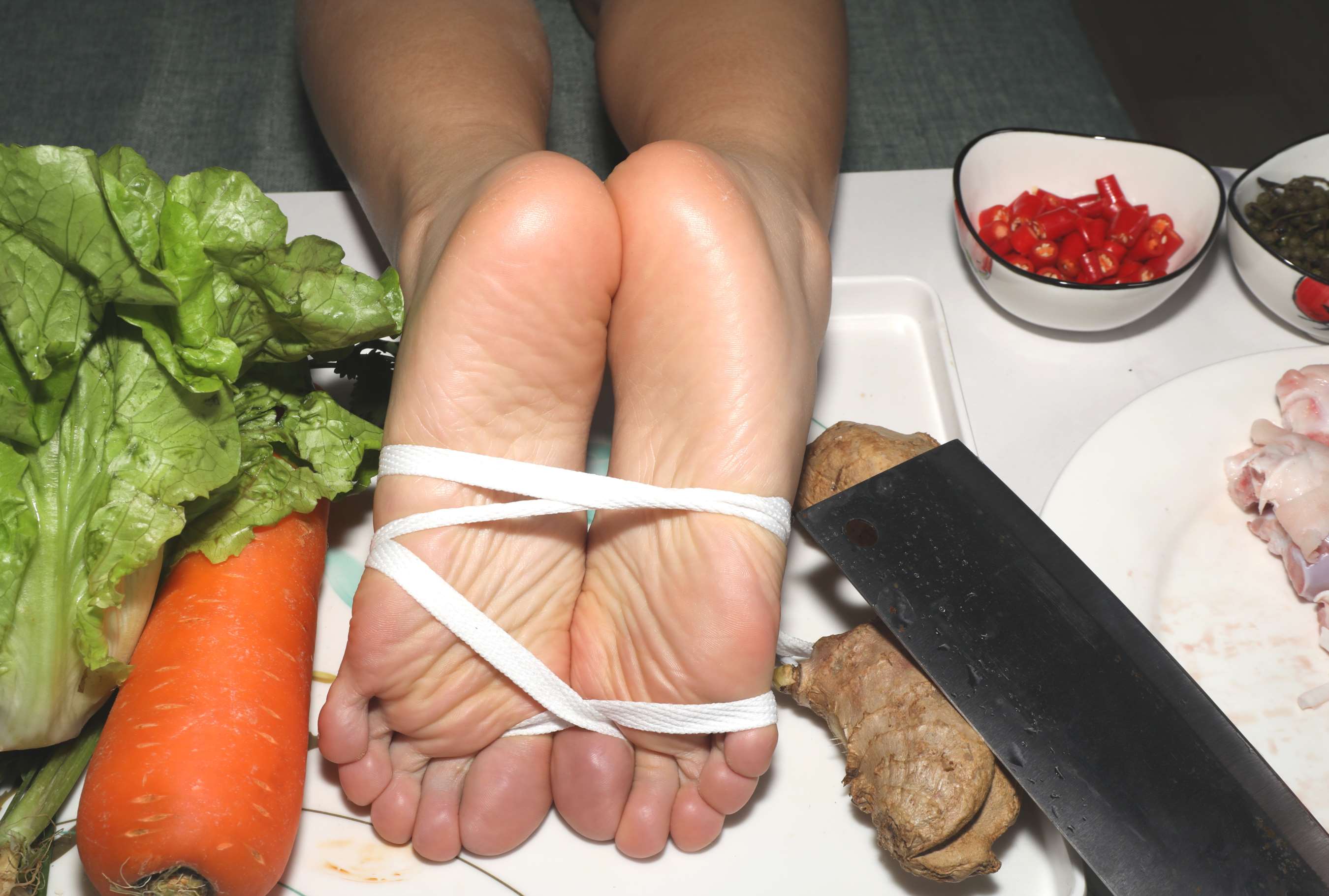 《靖雯师姐脚丫被烤熟了》作品图