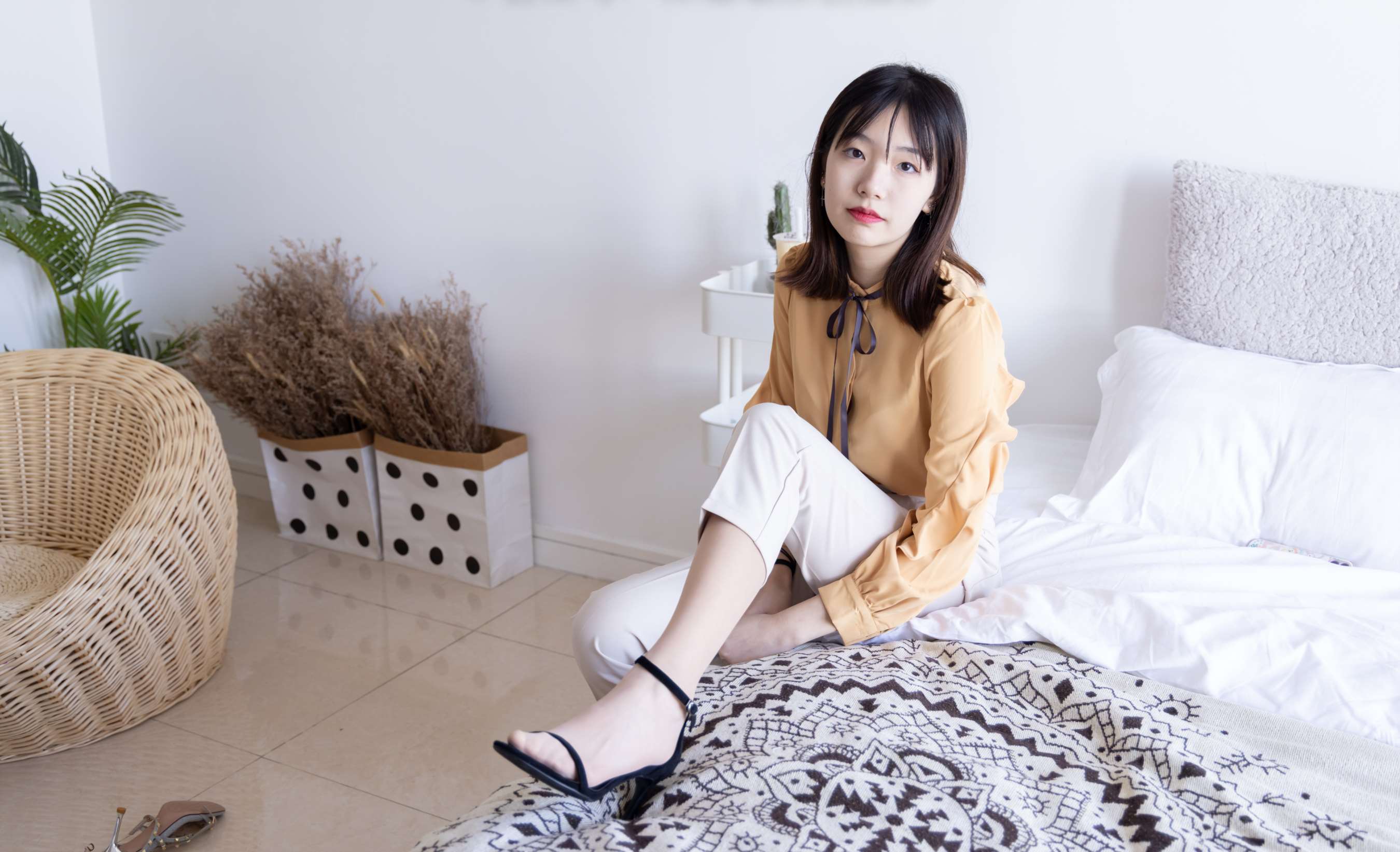 《小甜豆-三双高跟鞋、肉丝、裸足》作品图