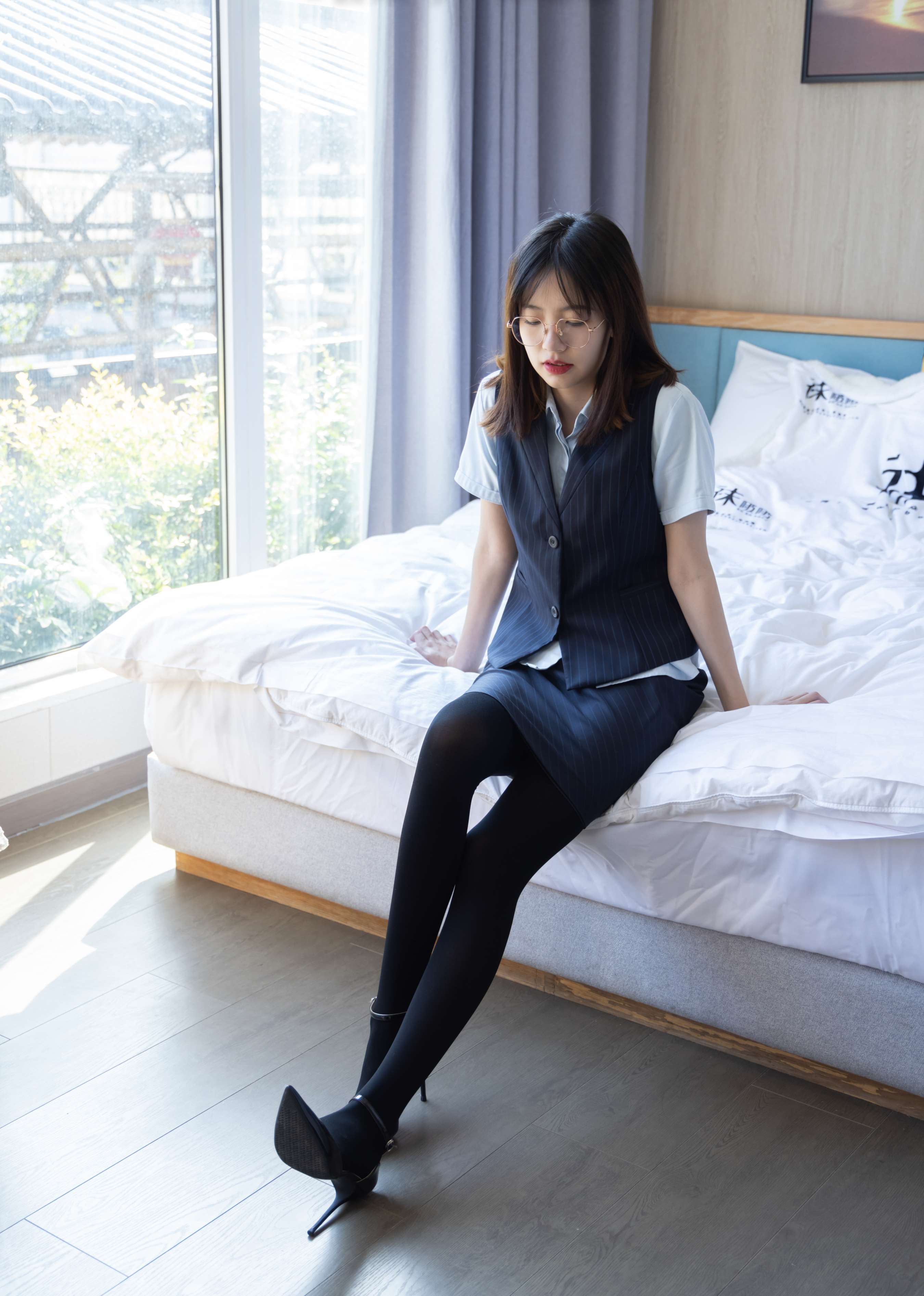 《小甜豆师姐高跟の厚黑丝》作品图