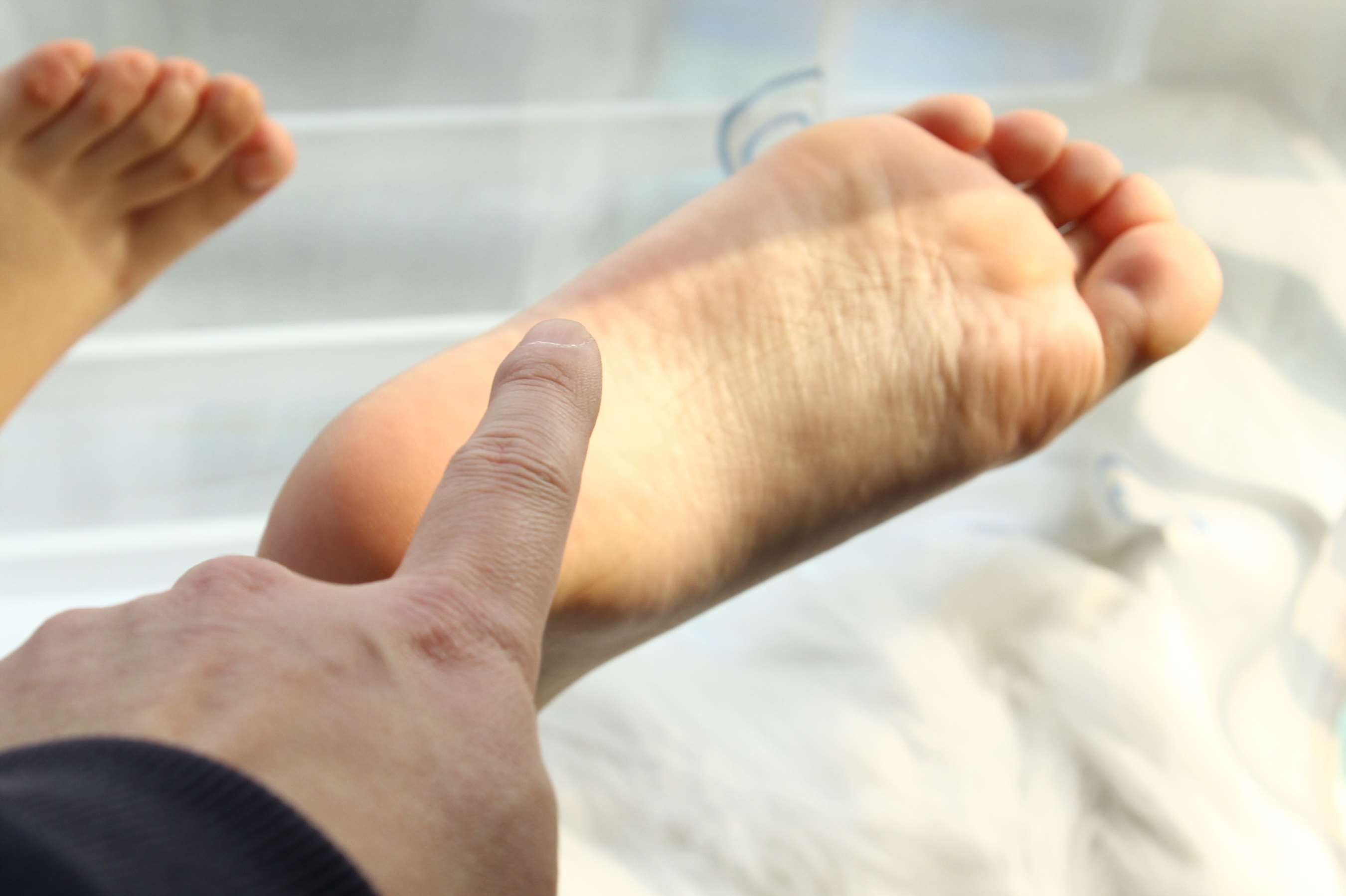 《毛毯上少女展嫩足》作品图