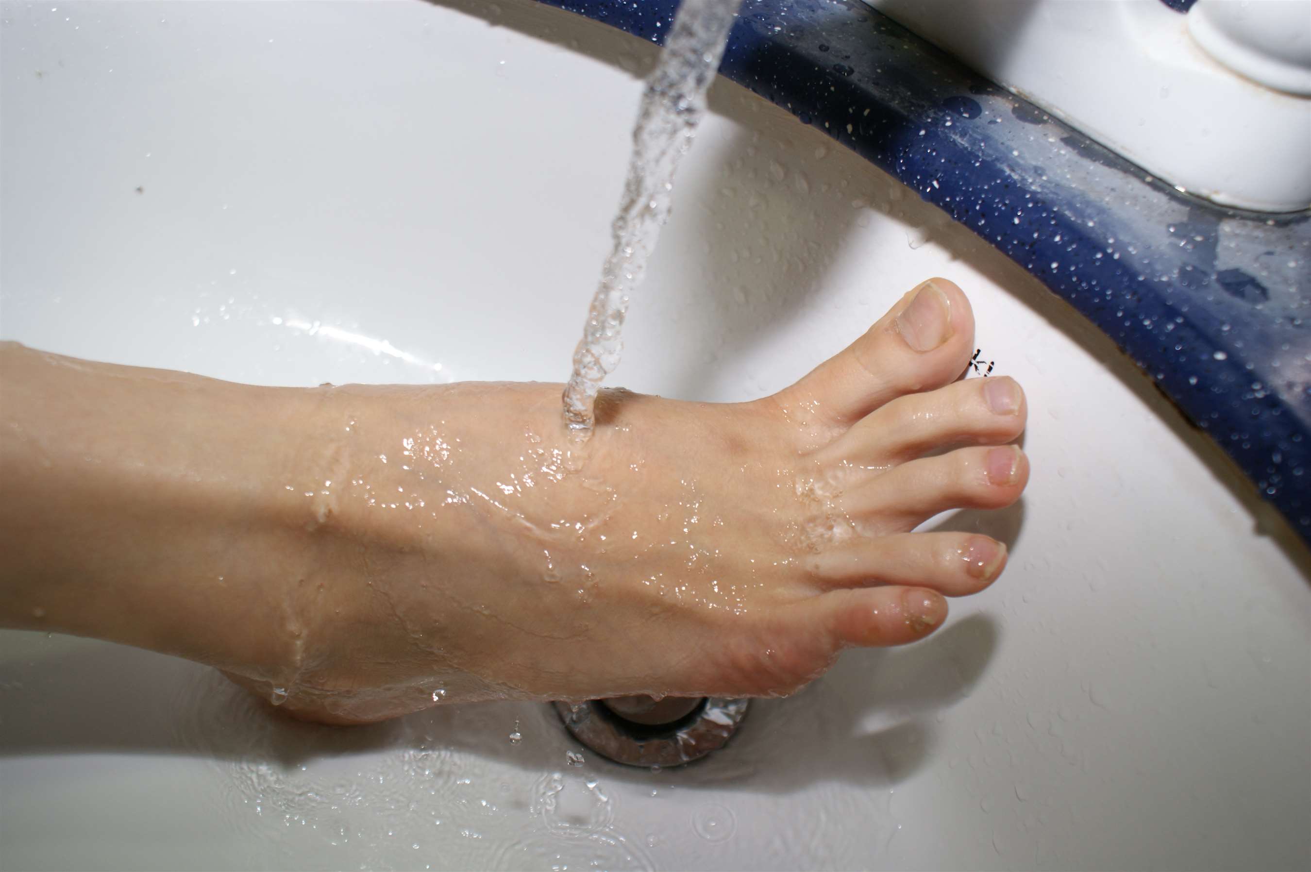 《嫩足洗脚》作品图